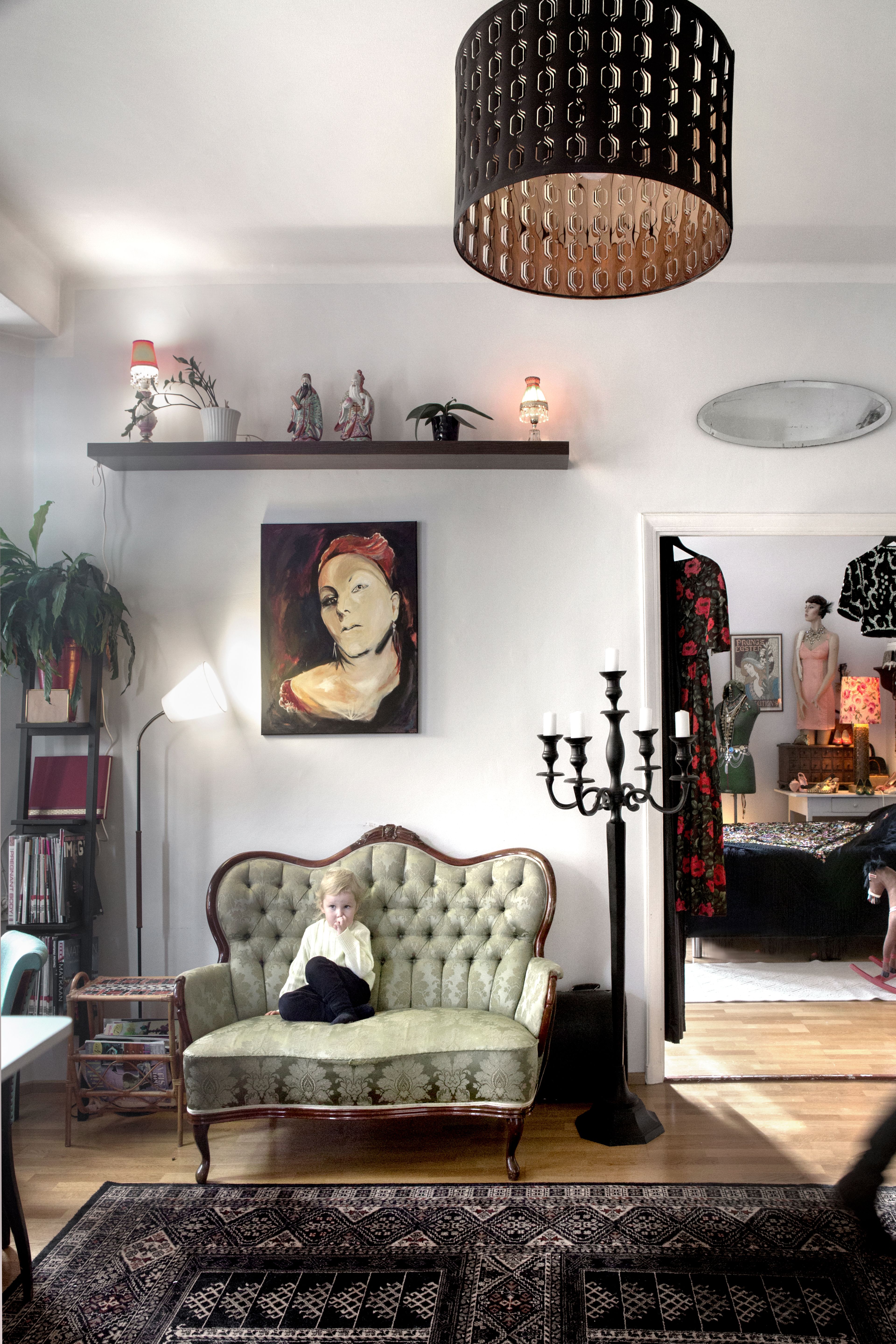 Vaaleanvihreä antiikkisohva on entisöity, mutta Ursulan pomput ovat jättäneet siihen jälkensä. "Koti ei ole museo. Kaikki on tarkoitettu käytettäväksi", sanoo Irja.