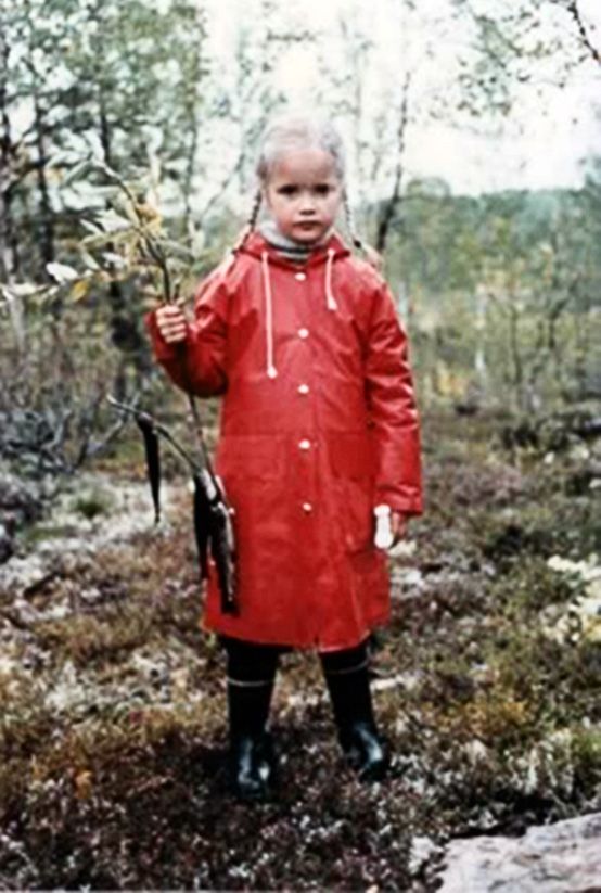 Sanna kuusivuotiaana Sotajoella kalassa.