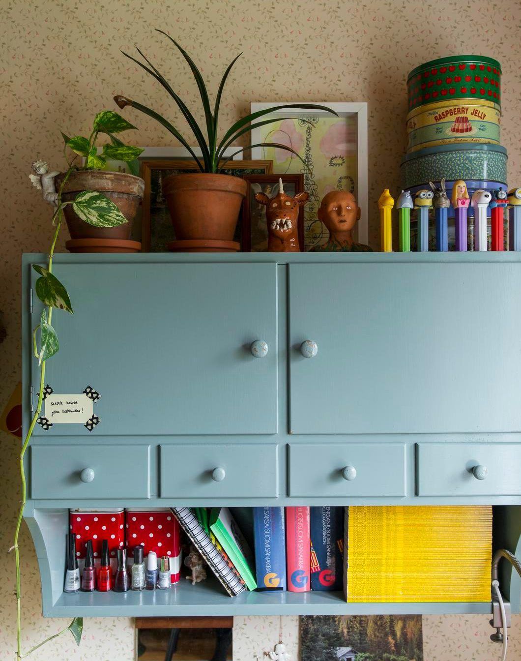 Emännänkaapissa on nuoren tytön aarteita, Pez-karkkirasioita ja kynsilakkoja.