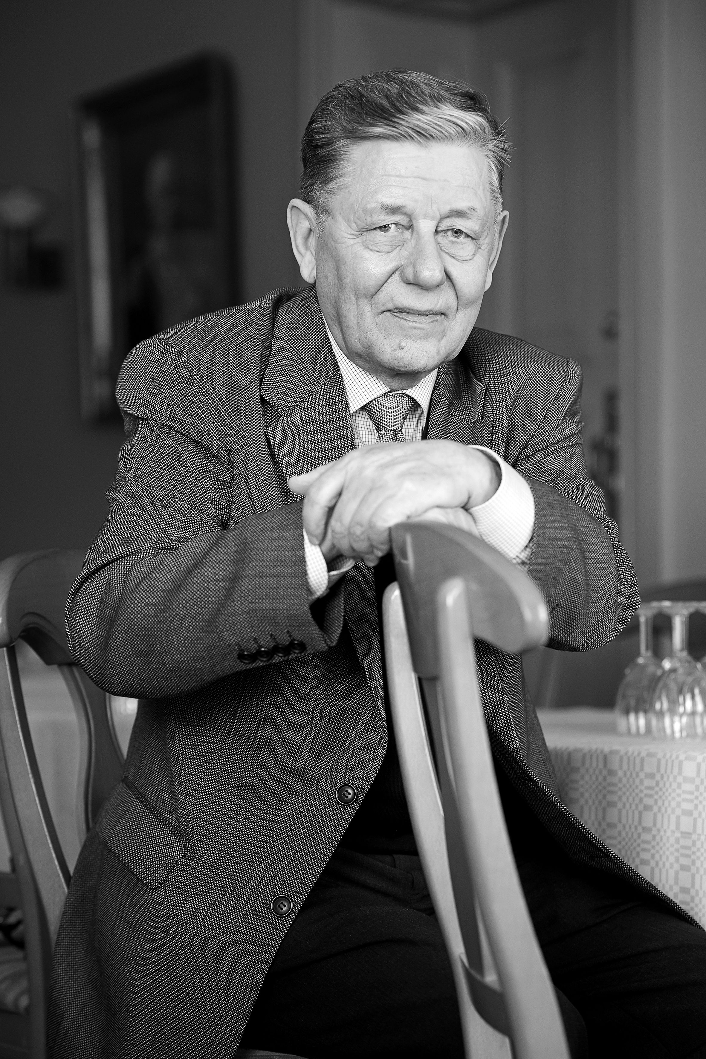 73-vuotias kenraalimajuri Aarno Vehviläinen jäi eläkkeelle Maanpuolustuskorkeakoulun rehtorin virasta 2004. Urallaan hän toimi muun muassa prikaatin komentajana ja YK-valvontajoukoissa Libanonissa. Jos Aarno ei muista, onko hänen poikansa Kimmo lomalla vai töissä, hän avaa radion varmistuakseen asiasta.