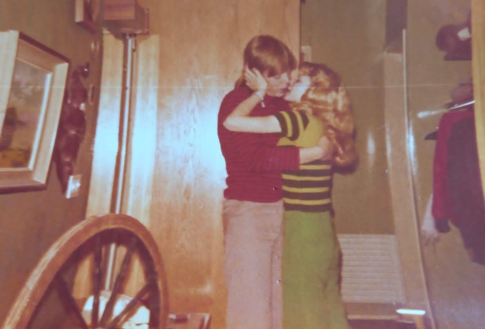 Seurustelun alkuaikoina vetovoimaa riitti. Kapan siniset silmät ja minivogue olivat Sirpasta ihanat. Kuva on otettu marraskuussa 1974, kun yhteistä matkaa oli taitettu pari vuotta.