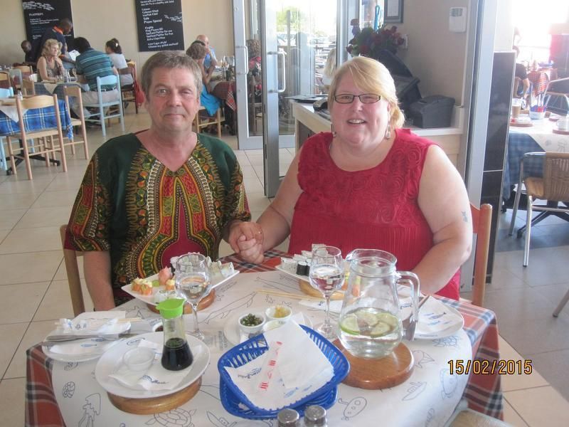 Hääpäivän viettoa Botswanassa. Lautasella on tuttuun tapaan sushia.