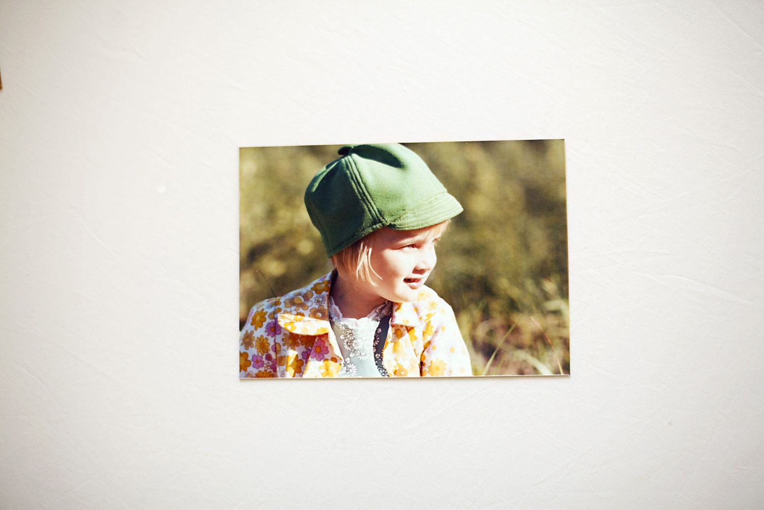 Pidän tästä kuvasta. Olen 4- tai 5-vuotis ja aurinko paistaa. Olen perheeni ainoa lapsi.