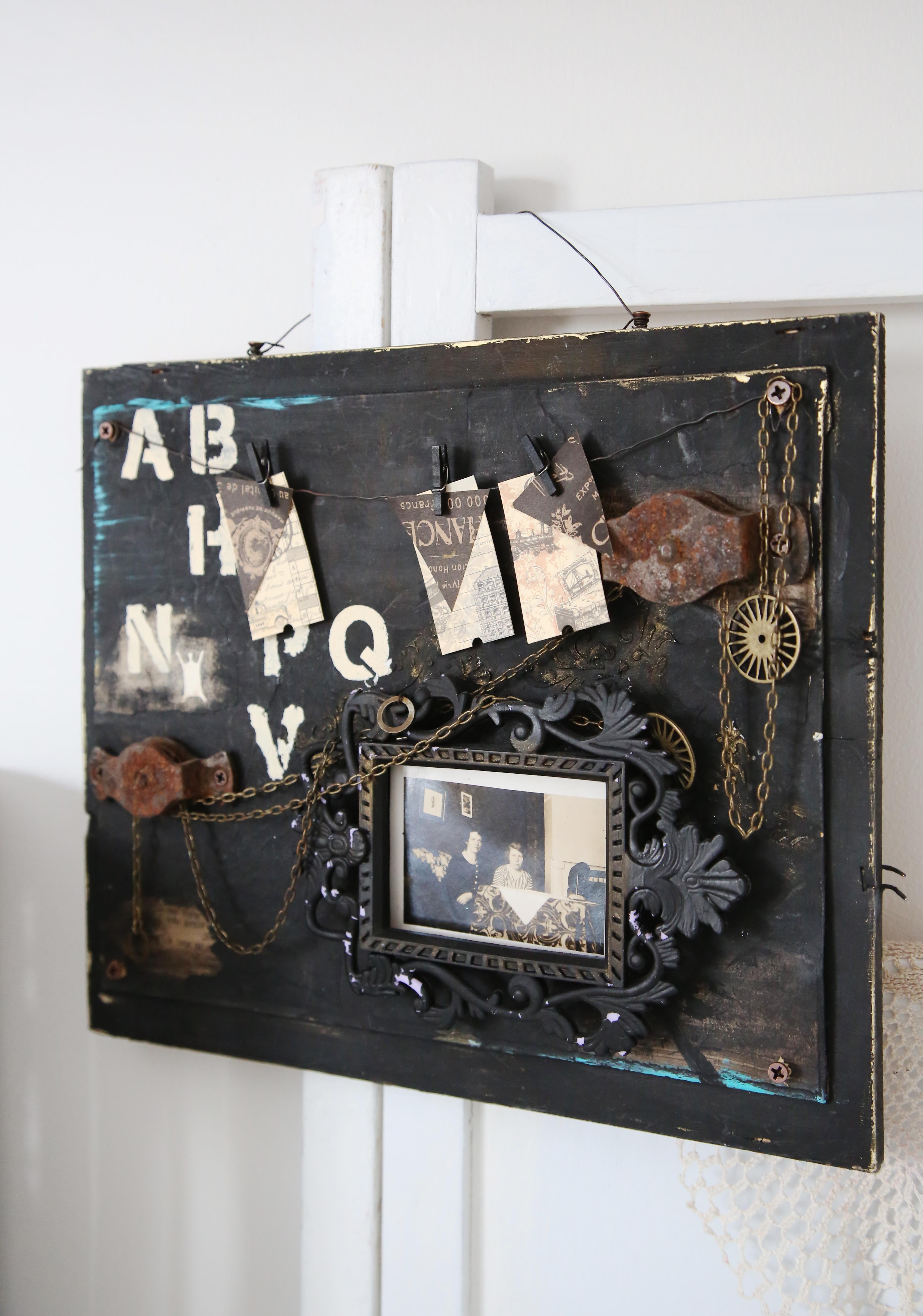 Kuvassa ovat Lenan isän tädit Martta ja Elin. Kehys on vanha pannunalunen, jonka keskusta on poistettu.