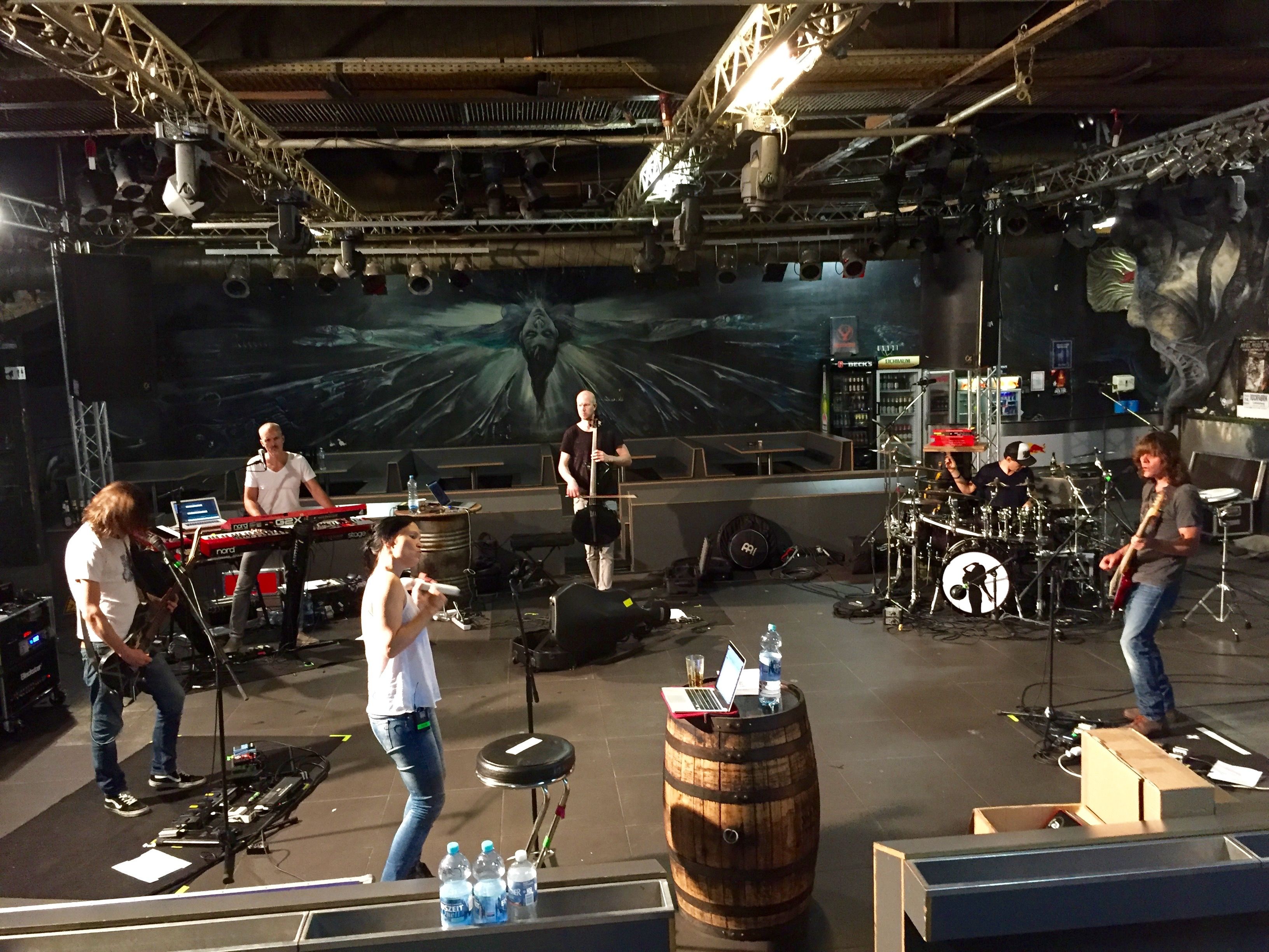 Ympäri maailmaa asuva bändi kokoontui Saksaan harjoituksiin.