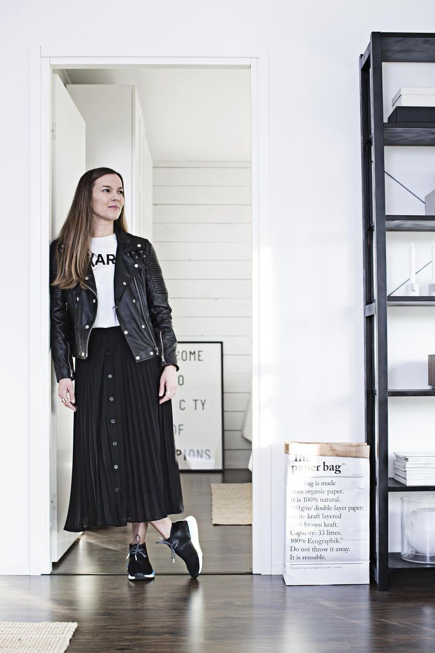 Nina-Sofie Hytönen, 40, harrastaa jalkapalloa ja neljävuotiaan poikansa kuskaamista futistreeneihin. ”Viimeisin tossuostokseni olivat nämä Porter Japan X Adidas Originals NMD C1 Chukkat, joissa on sinisiä yksityiskohtia ja kantapään lenkissä kolme raitaa. Jahtasin niitä netissä pari viikkoa. Kenkien kanssa sopii musta Other Storiesin vekkihame ja Selected Femmen nahkatakki.”