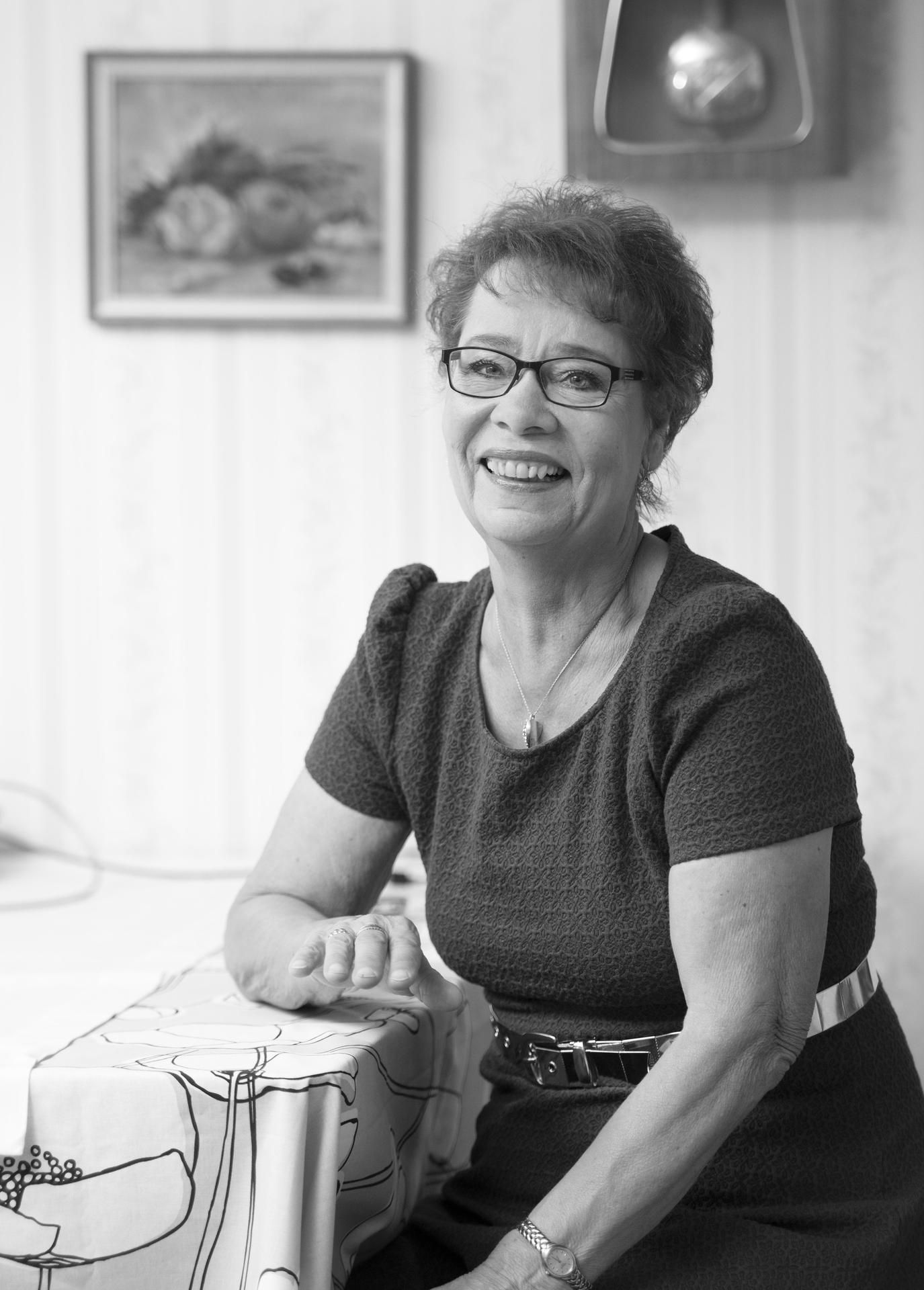 Aira Välitalo, 73, on Tonin äiti. Hän lenkkeilee useita kertoja viikossa, jotta pysyisi mahdollisimman hyvässä kunnossa ja pystyisi hoitamaan poikaansa pitkään.