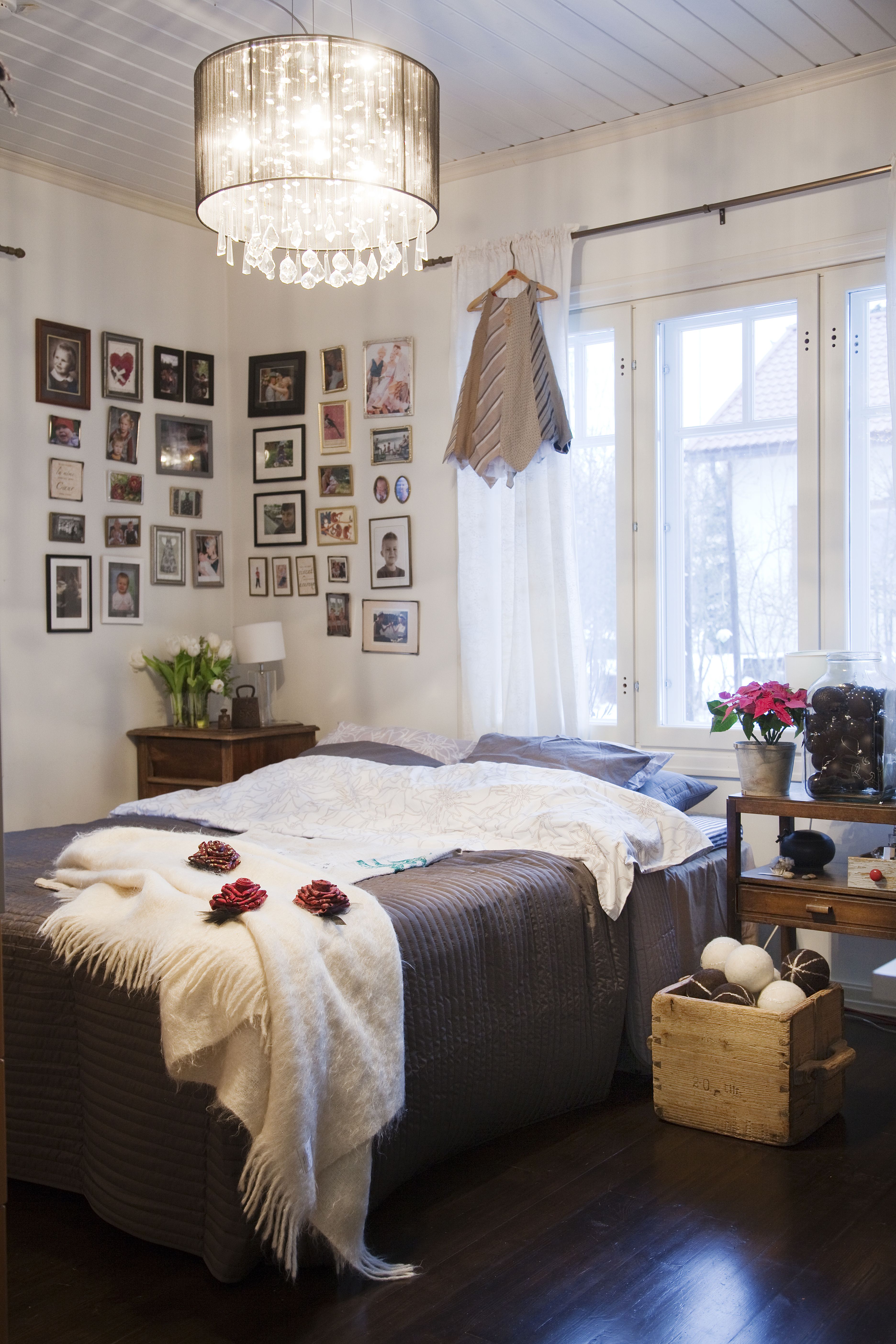 Makuuhuoneen seinälle on koottu läheisten kuvia. Sängyn vieressä on kopallinen Katjan huovuttamia joulupalloja. Ruusukkeet ja mekko on ommeltu solmioista.