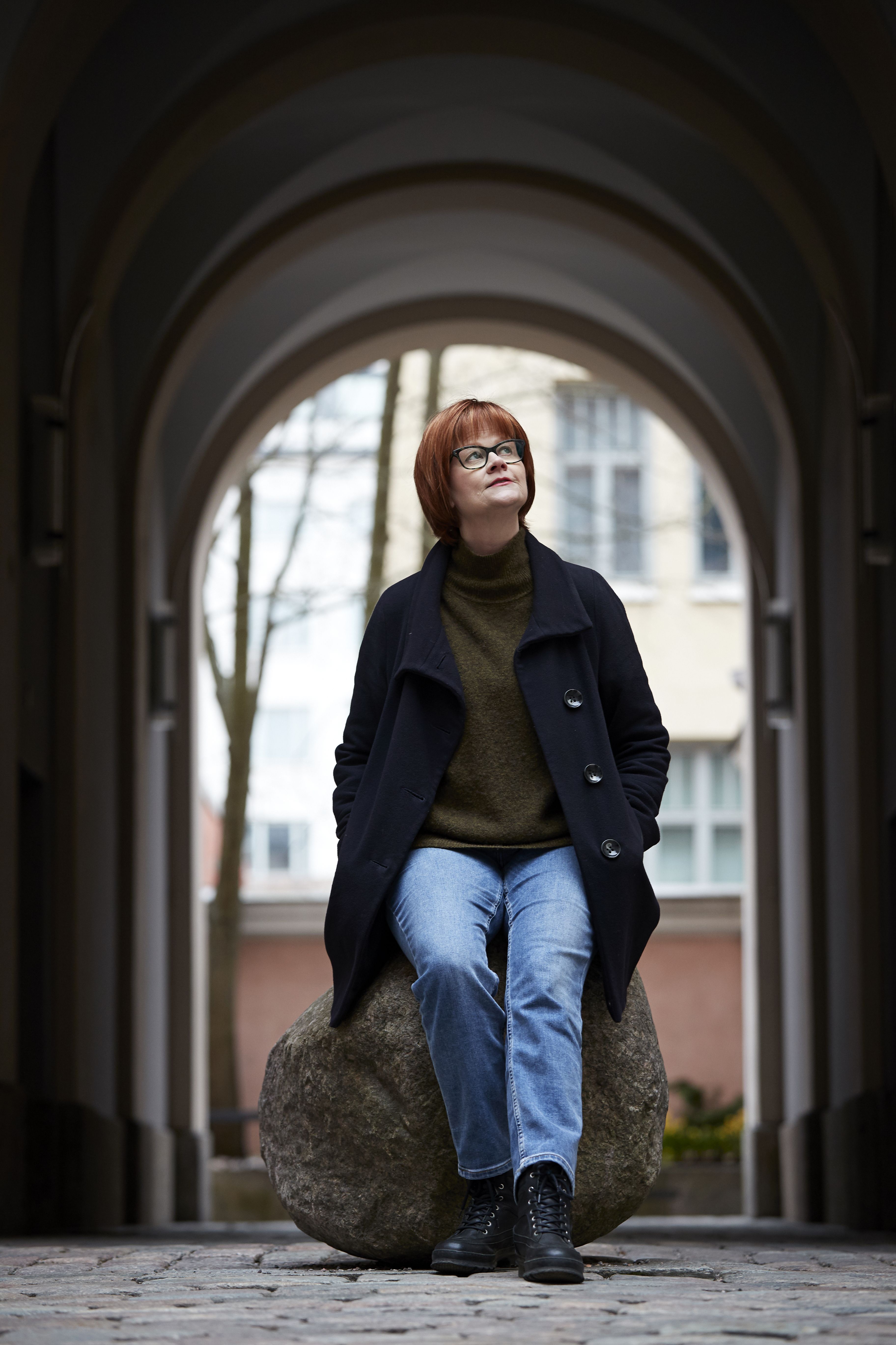 Autoimmuunisairaus vei 30-vuotiaalta Lilliltä hiukset, mutta hän on oppinut viihtymään peruukeissa. ”Migreenit ja ihottumat katosivat saman tien, kun hiukset lähtivät. Minusta se oli ihan hyvä vaihtokauppa.”