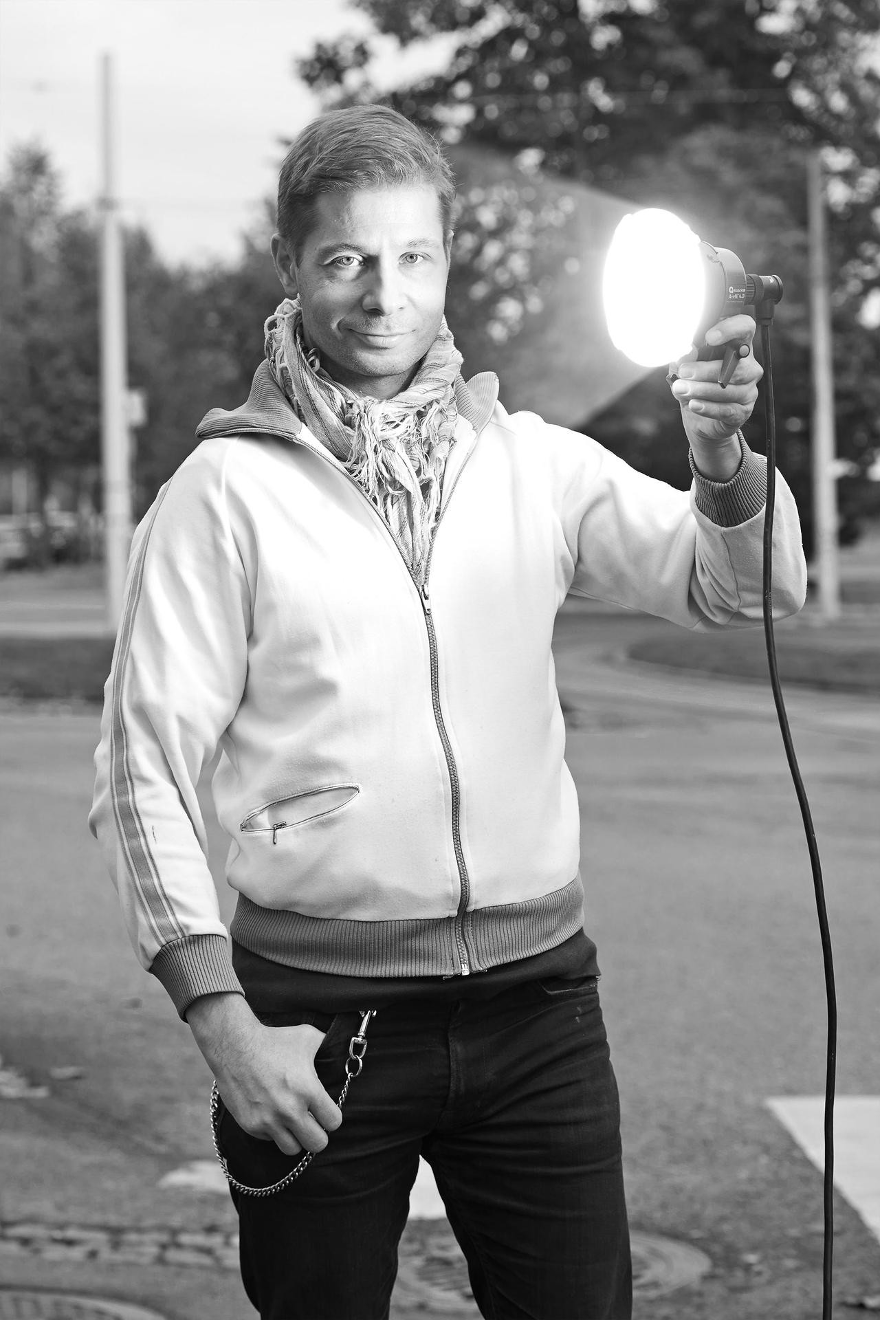 Pete Veijalainen on 42-vuotias mainoselokuvaohjaaja, joka asuu taiteilijavaimonsa Vappu Rossin kanssa Helsingin Käpylässä. Heillä on kolme poikaa. Isältään Pete sanoo perineensä sanonnan ”kurjaa saa olla, mutta kuseen et joudu”. Hän jakaa sitä myös omille lapsilleen.