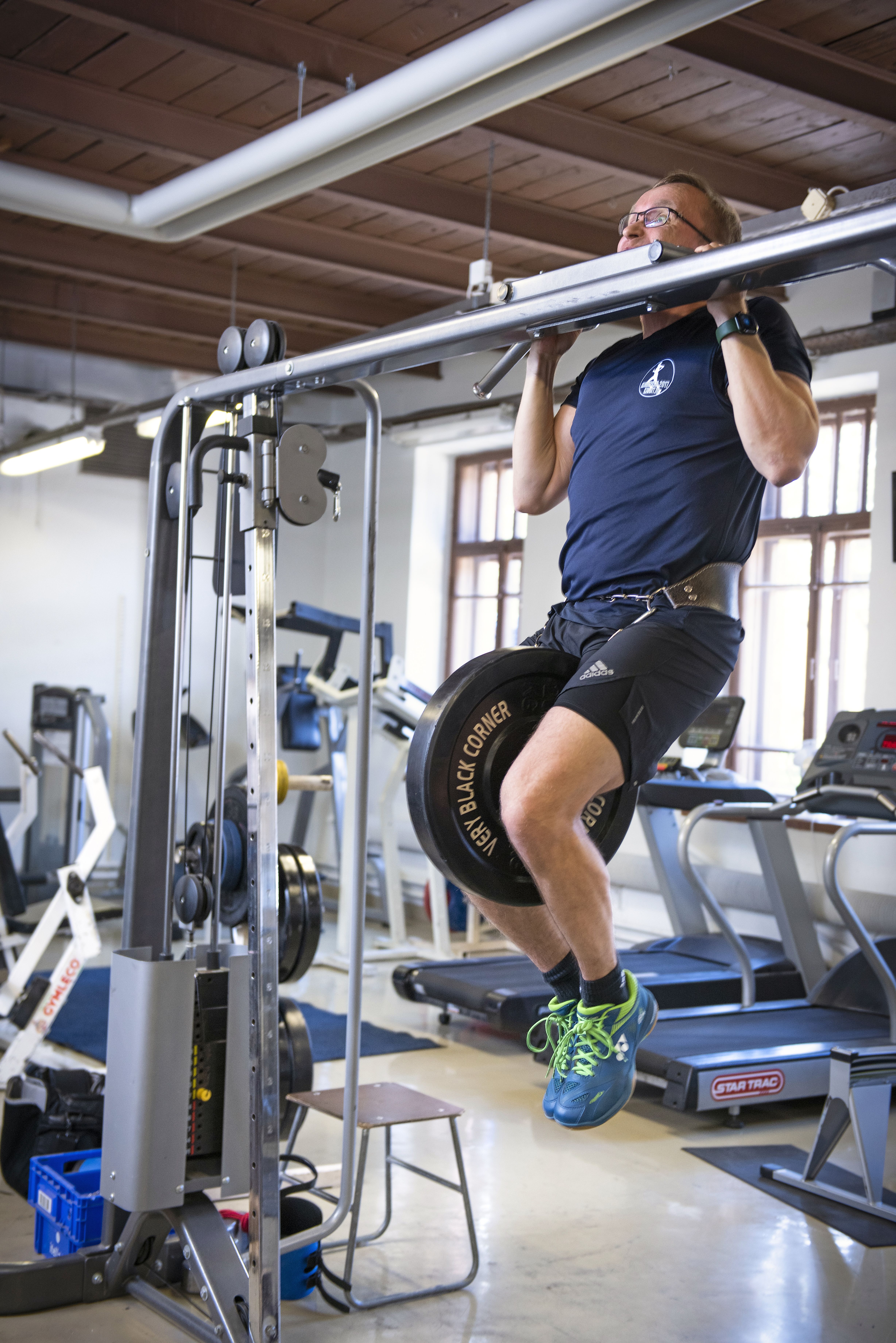 Paavo on paitsi pappi myös sotilas. Häntä koskevat samat vaatimukset kuin muitakin sotilaita, joten hänen on pysyttävä hyvässä kunnossa.