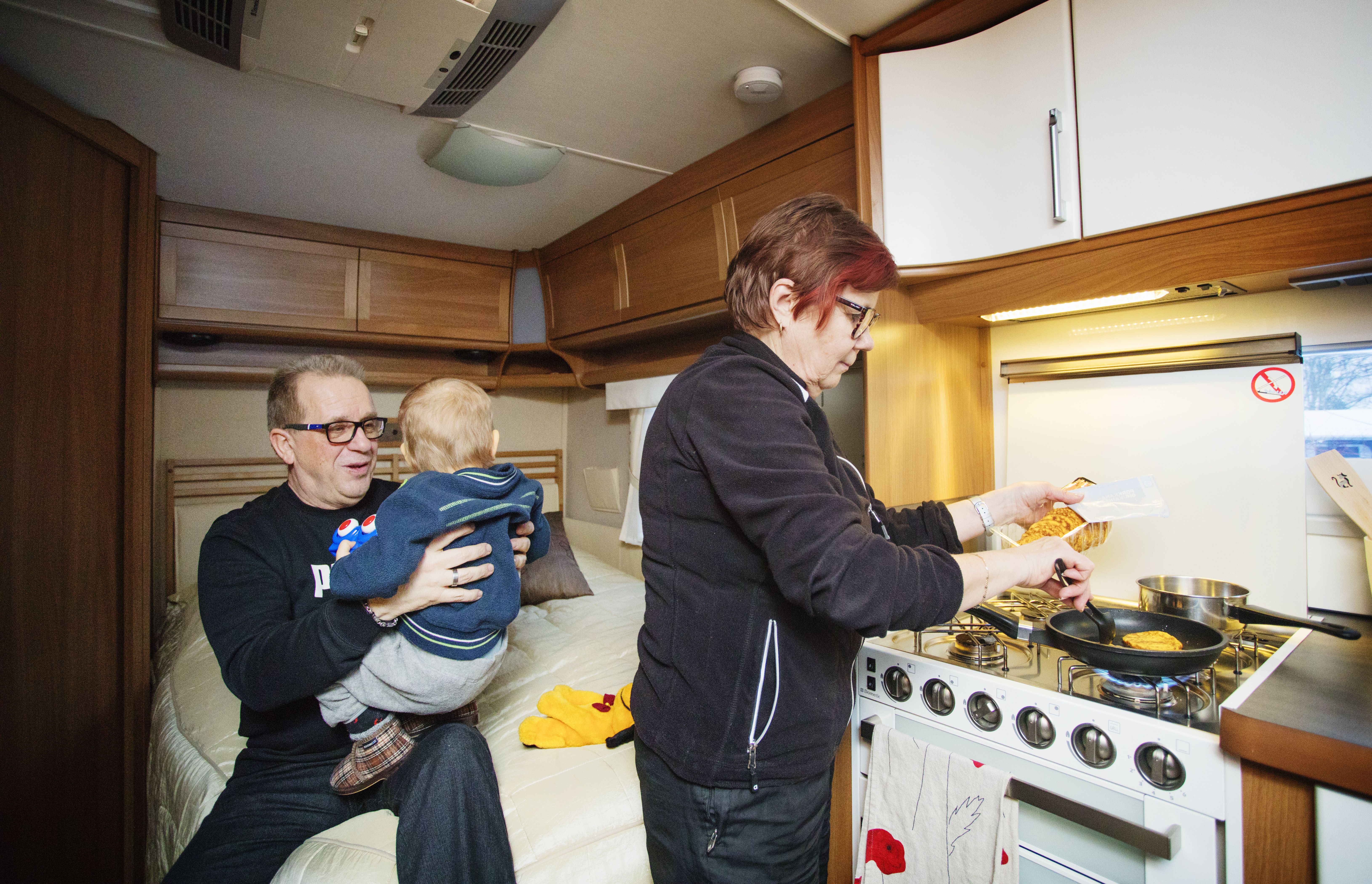 Lapsenlapsi Jimmy viihtyy Sirpan ja Voten vaunussa. "Yritämme koulia hänestä seuraavan sukupolven vaunulaista."