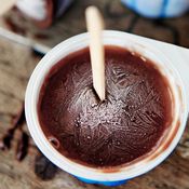 Jäädytetty suklaavanukas on mahtava helleherkku.