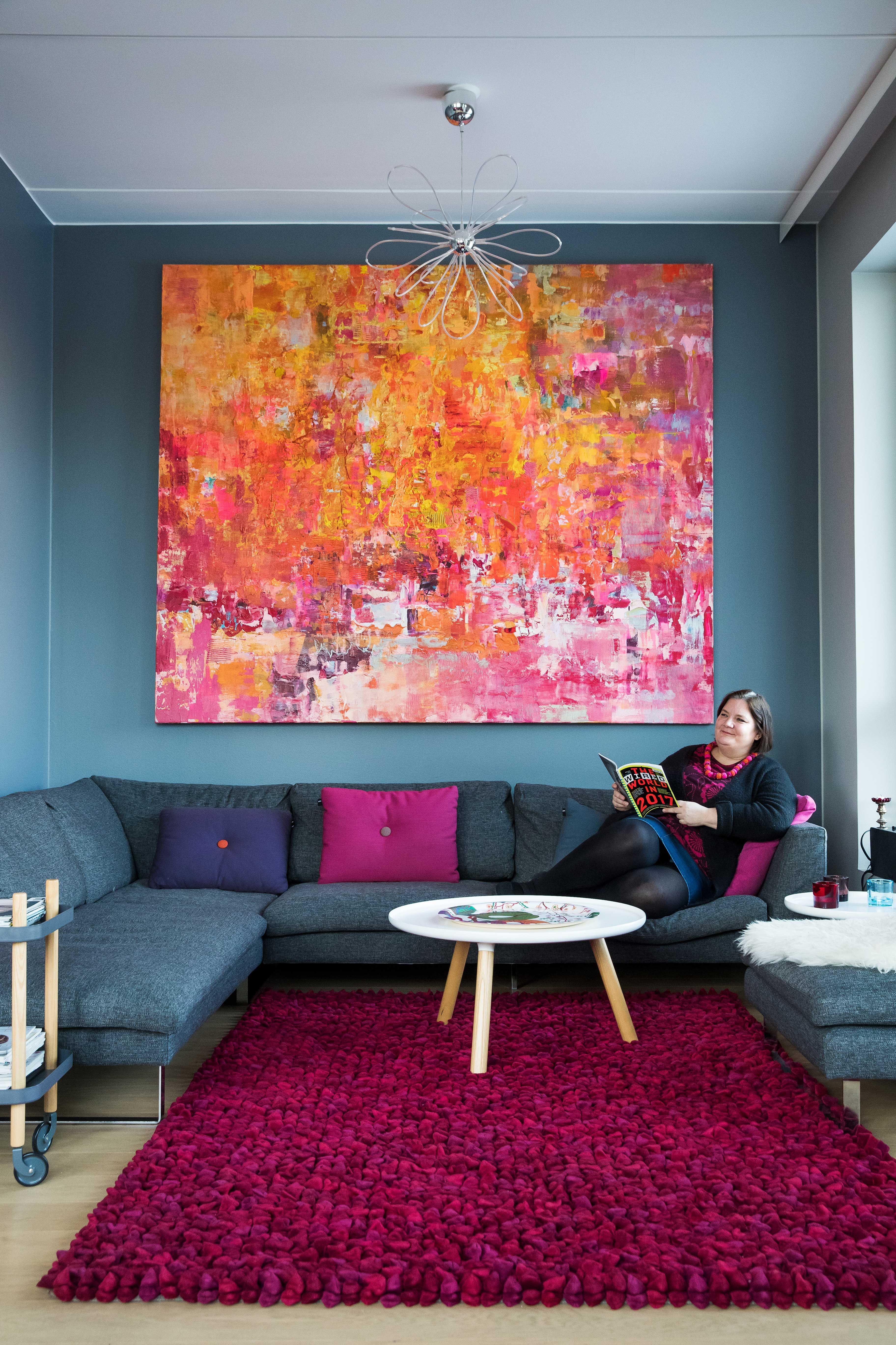 Olohuoneen sisustuksen lähtökohta on Maaria Oikarisen taideteos. Sohvan on valmistanut Finsoffat ja pöytä on Hayn mallistoa.