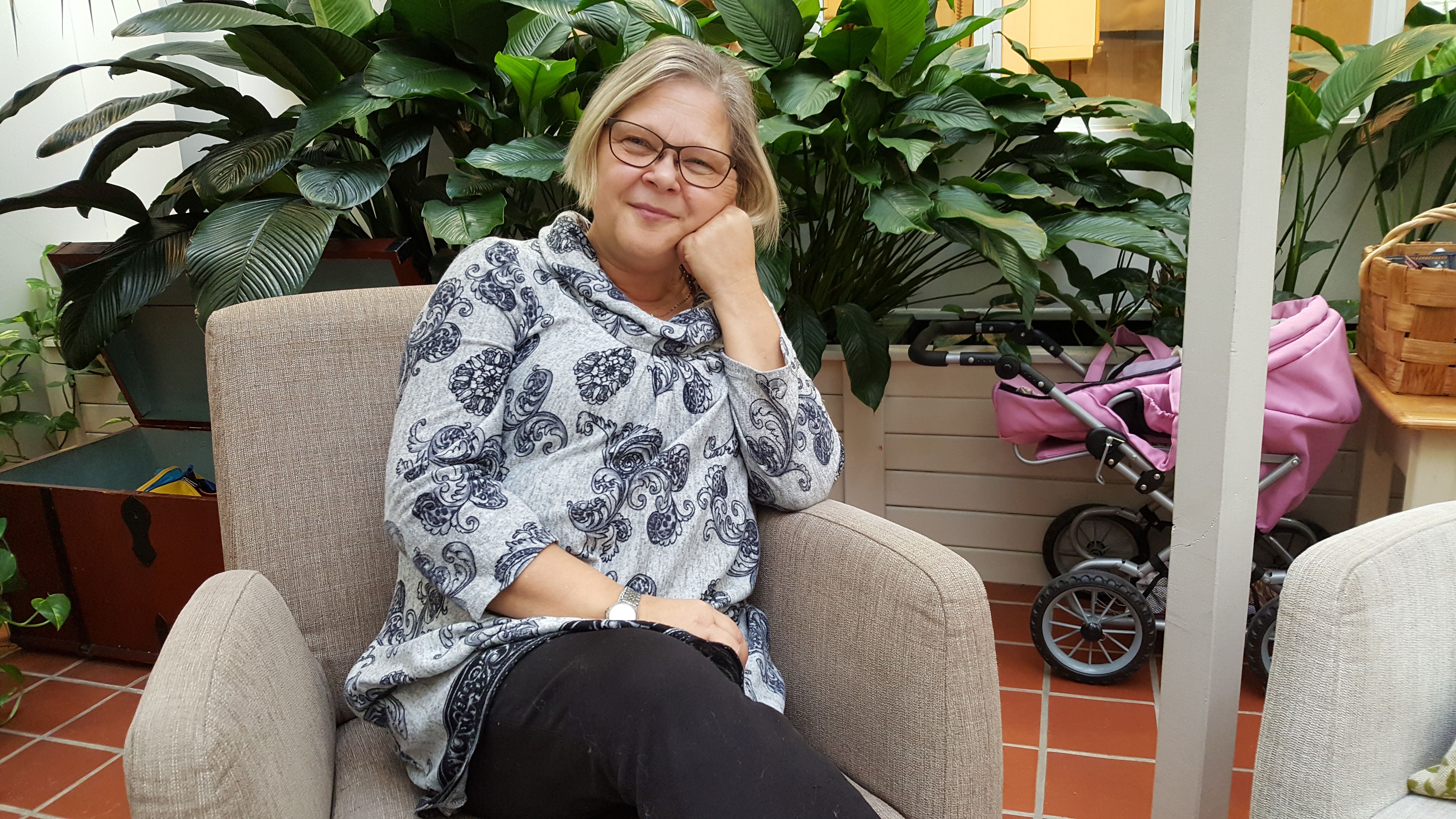 ”Ihmisellä voi olla parantumaton sairaus, ja silti hänellä on vielä aikaa olla vahva”, Terhokodissa työskentelevä sairaanhoitaja Carita Olkkonen sanoo.