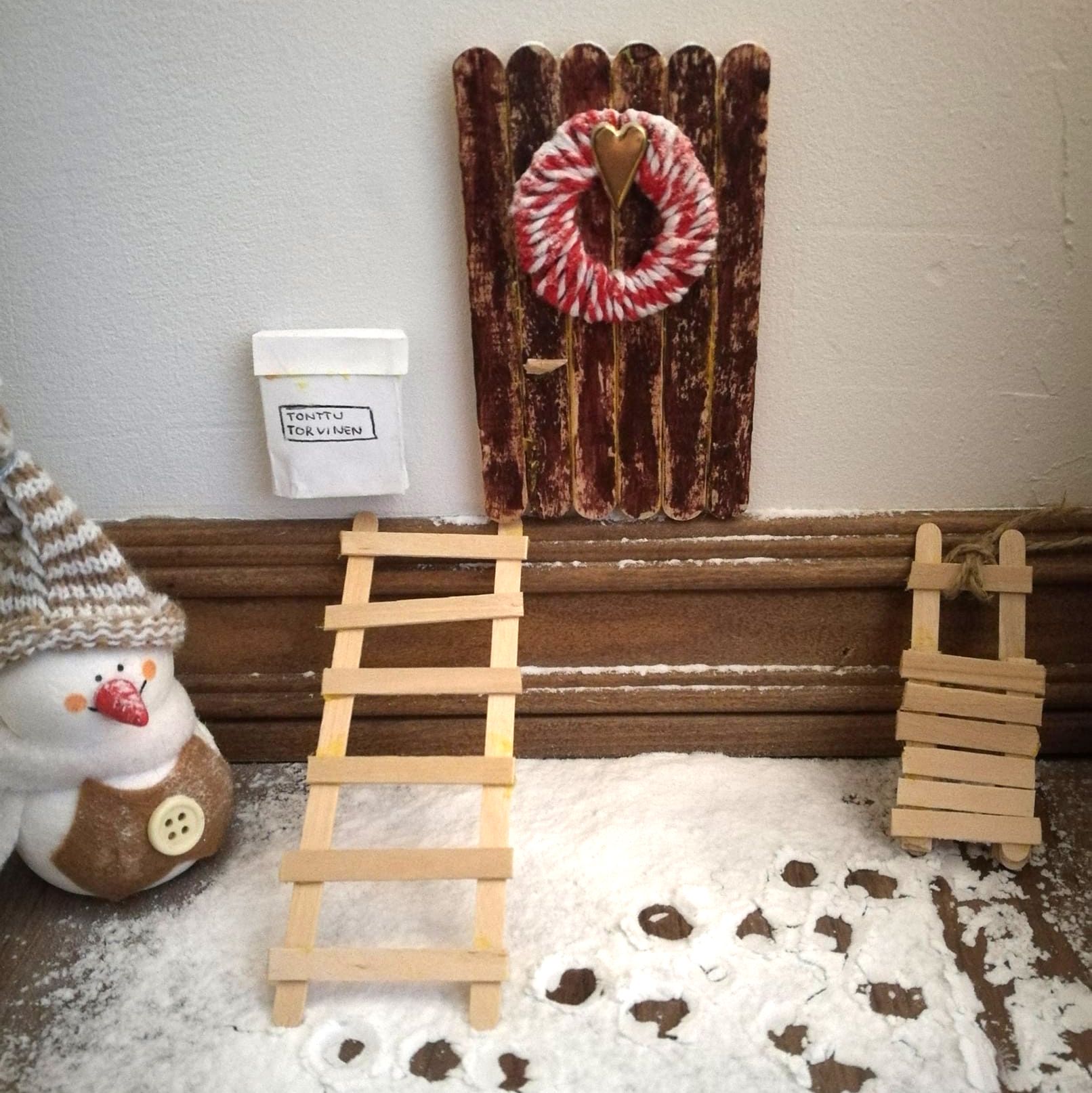 "Itse tehty. Tonttuovi ilmestyi leikkihuoneen oven kulmille. Koittaa tonttu varmaan ottaa selvää omieni ja lainalasten kiltteydestä." Niina Lehtinen