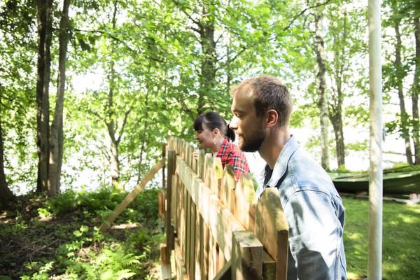 Mitä näkyy aidan takana? Etsivät suorittavat kenttätutkimusta. 