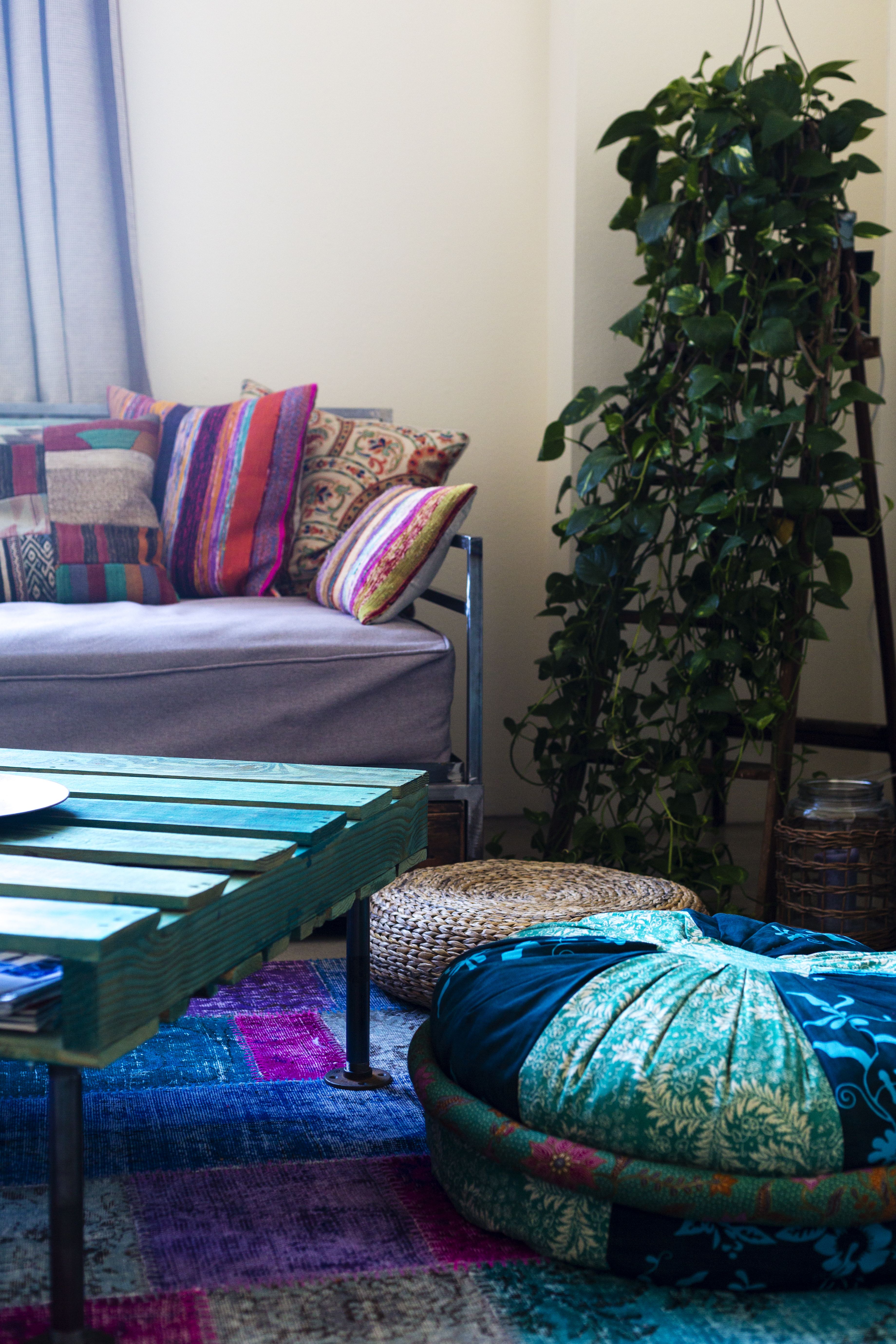 Kuormalavasta voi tehdä näyttävän sohvapöydän. Ohennettu maalikerros jättää puunsyyt kauniisti näkyviin.