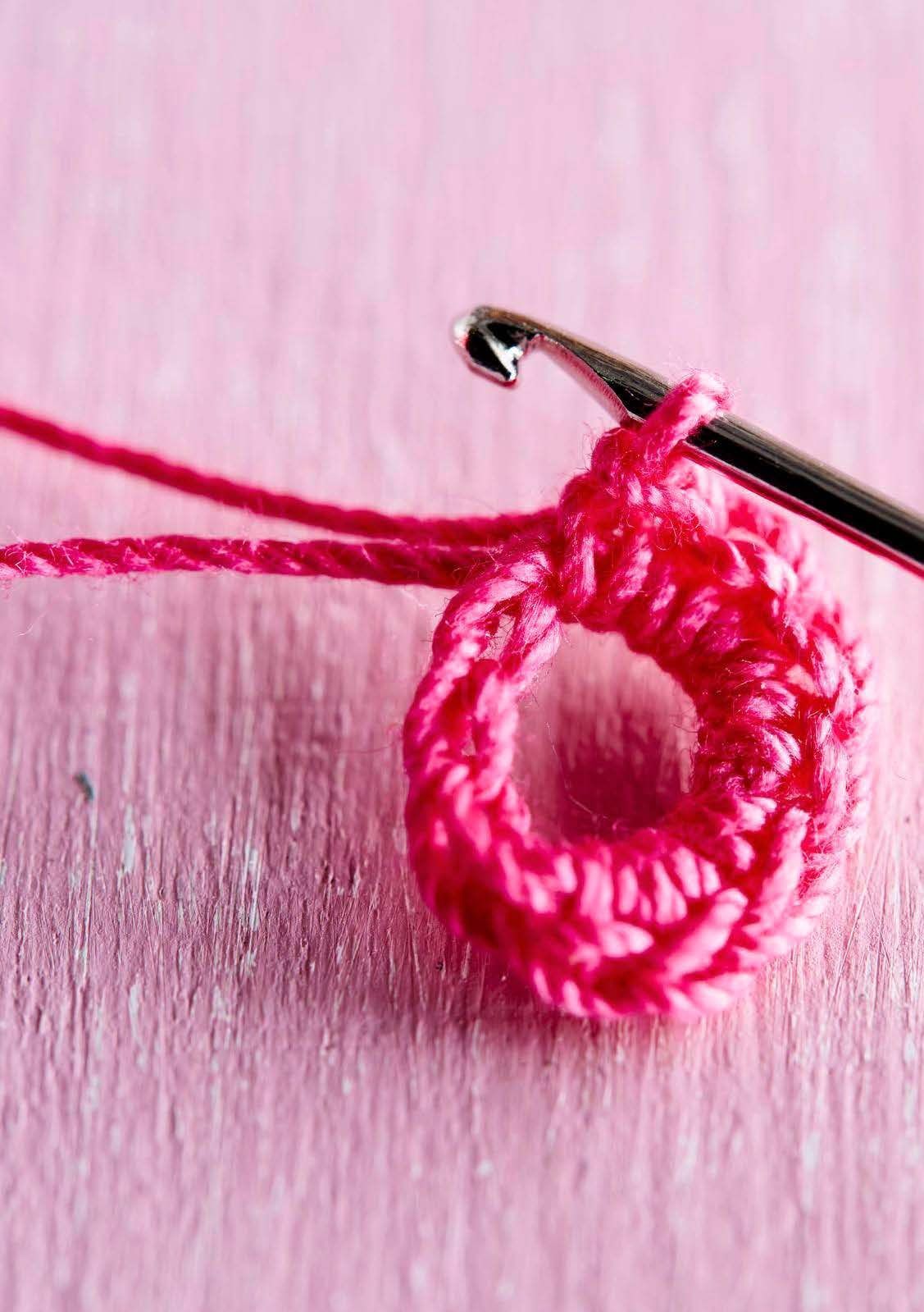 Virkkaa rengas ketjusilmukoilla ja päällystä se kiinteillä silmukoilla.