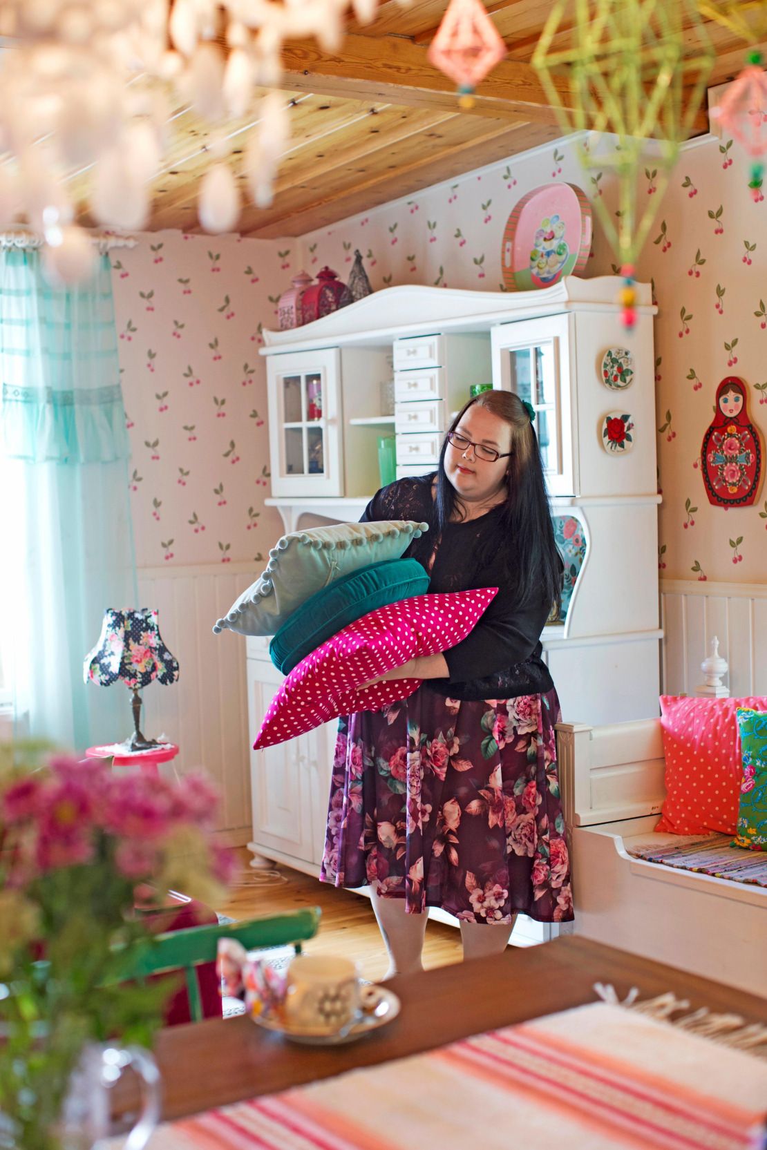 Iso astiakaappi on Heinin isän tekemä aarre, joka maalattiin tätä kotia varten valkoiseksi.