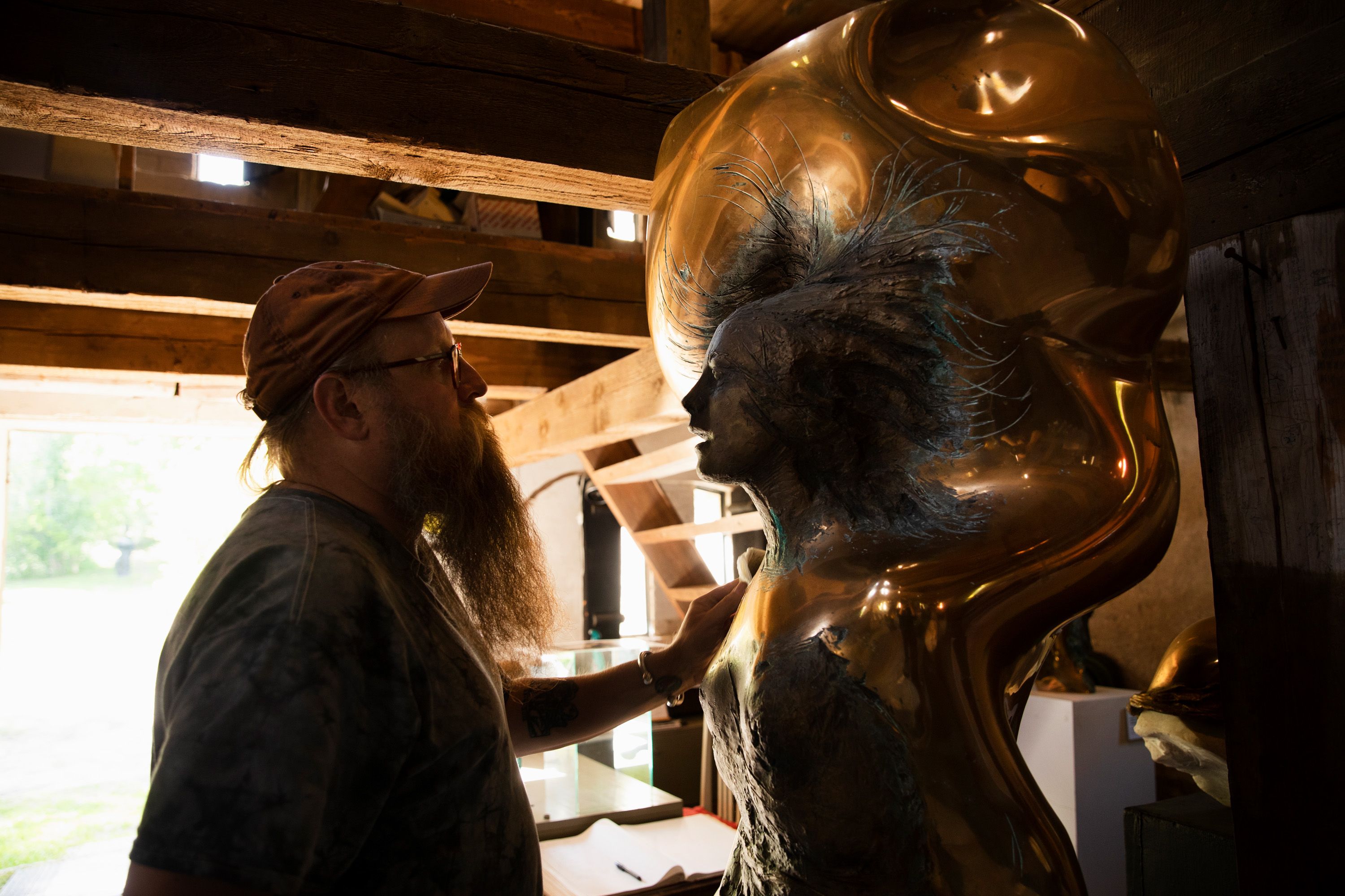 Eniten Jean pelkäsi, että jää aivan yksin, kun Laila kuolee. Veistokset ovat sisariani ja veljiäni, hän sanoi jo lapsena. Mutta ne olivat kuitenkin vain kiveä ja kylmää pronssia.