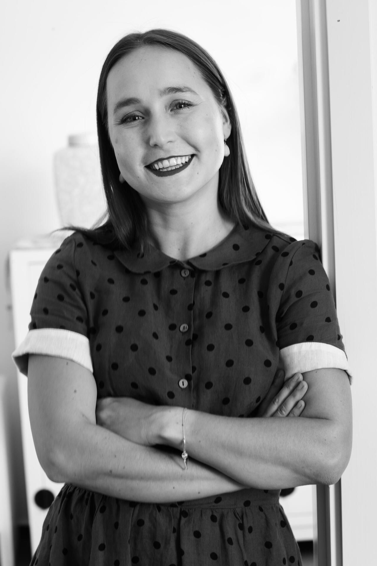 Lotta-Sofia Saahko löysi viimein kotinsa Lontoosta, mutta koronan alkaessa hän tuli Suomeen. Tällä hetkellä hän asuu pappansa ullakolla ja toimii tämän omaishoitajana. ”Tämä on väliaikainen järjestely. Palaan Lontooseen, kun työtilanne sallii.”