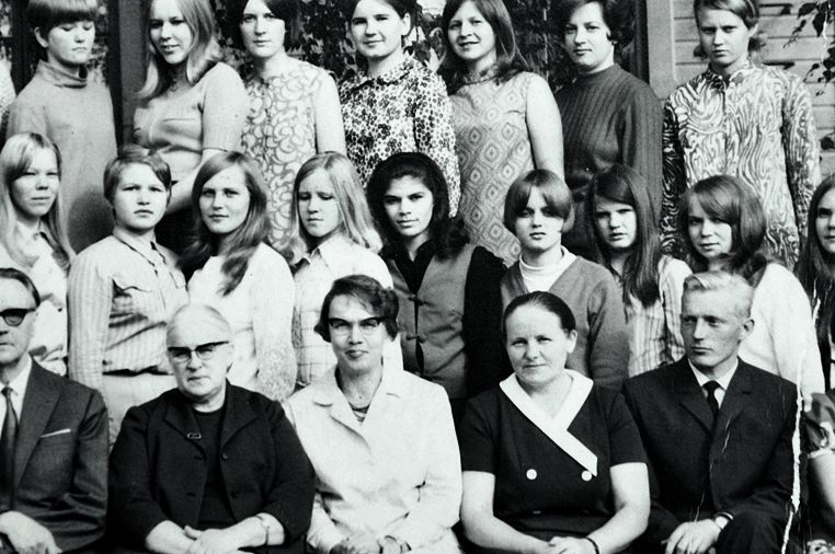 16-vuotiaana Pitkälahden kristillisen kansanopiston luokkakuvassa. Olen tumma tyttö keskellä.