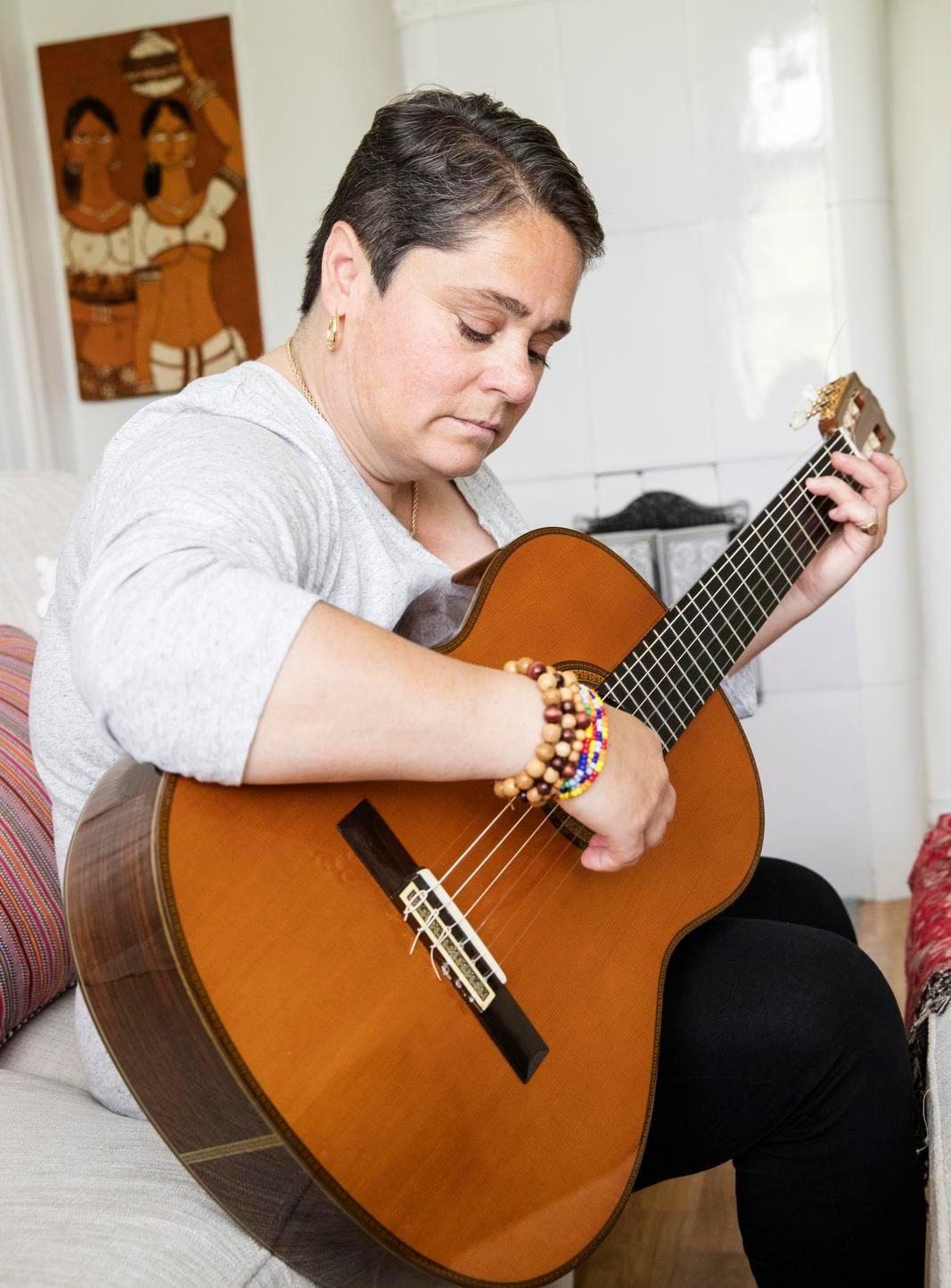 Lapsena Janette soitti Käpylän musiikkiopistossa klassista kitaraa. Kotona hän kuunteli kasvattiäidin levysoittimesta Beatlesia ja Horttokaaloja.