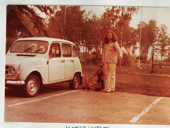 ”Albumissa kuvan alla lukee ’Motoristit’. Siinähän me olemme, minä ja Pekka.