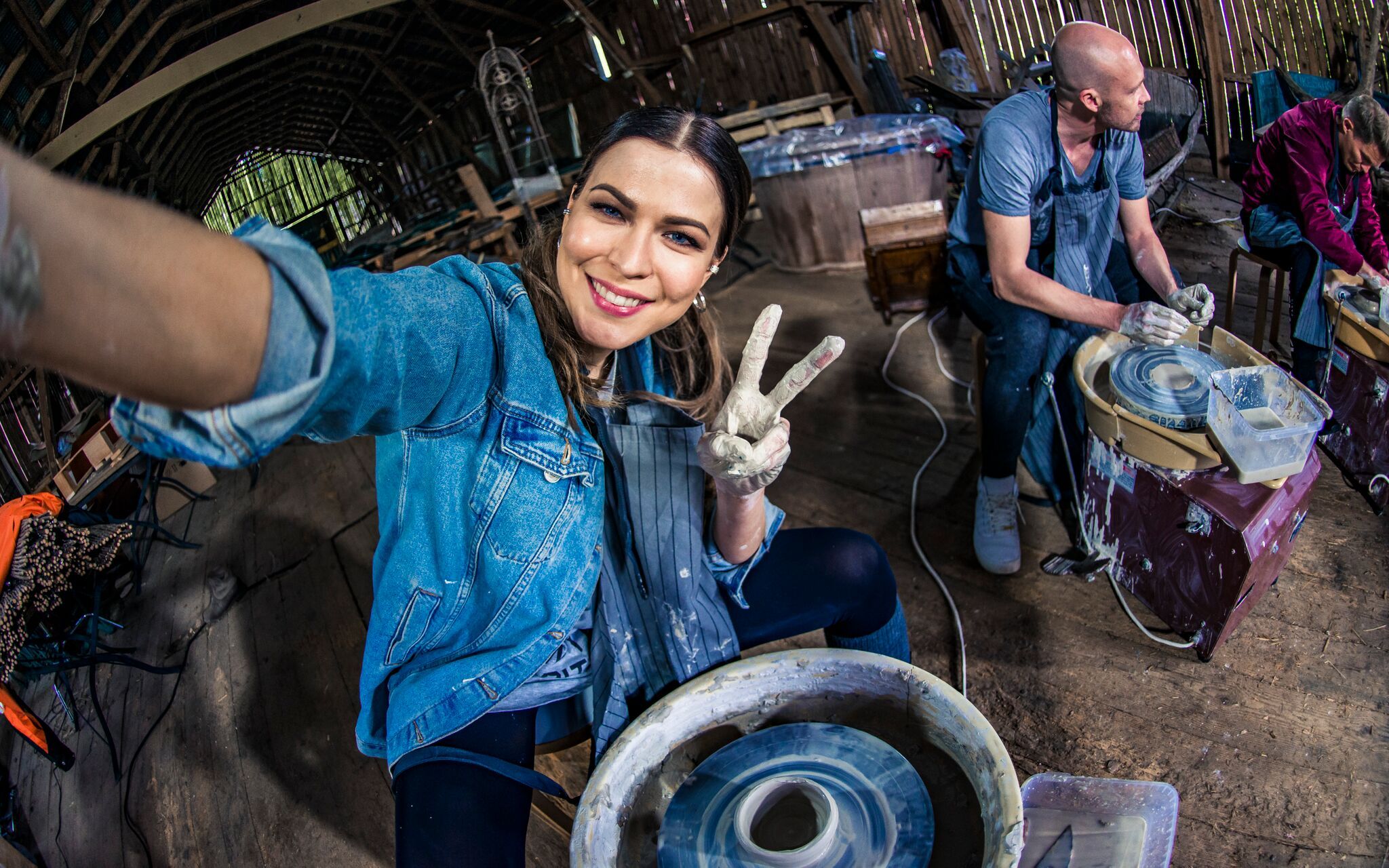 Jenni on oppinut mummolassa lypsämään lehmän.