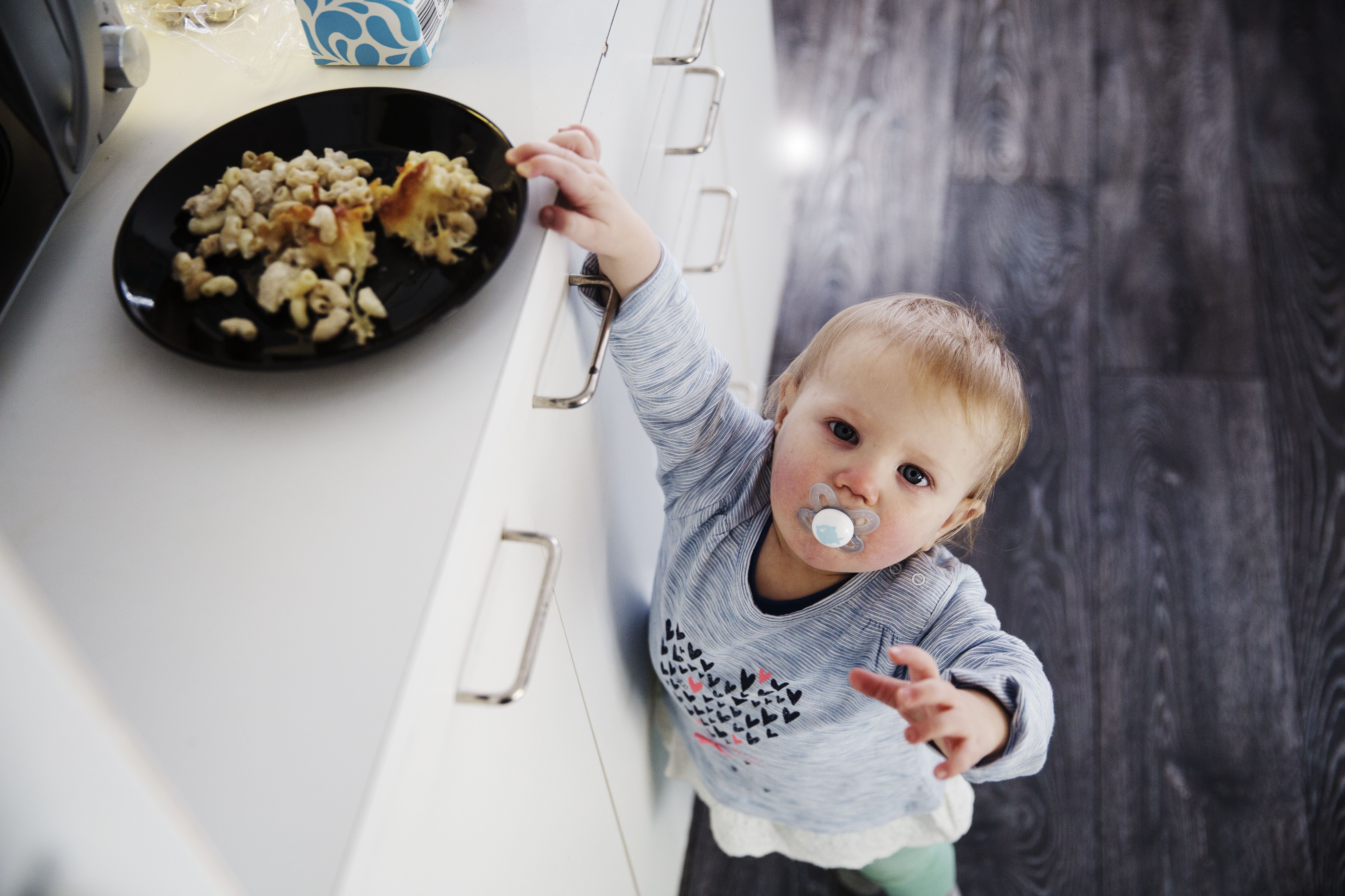 Tuulian tekemästä makaronilaatikosta tykkäävät sekä isä että tytär.