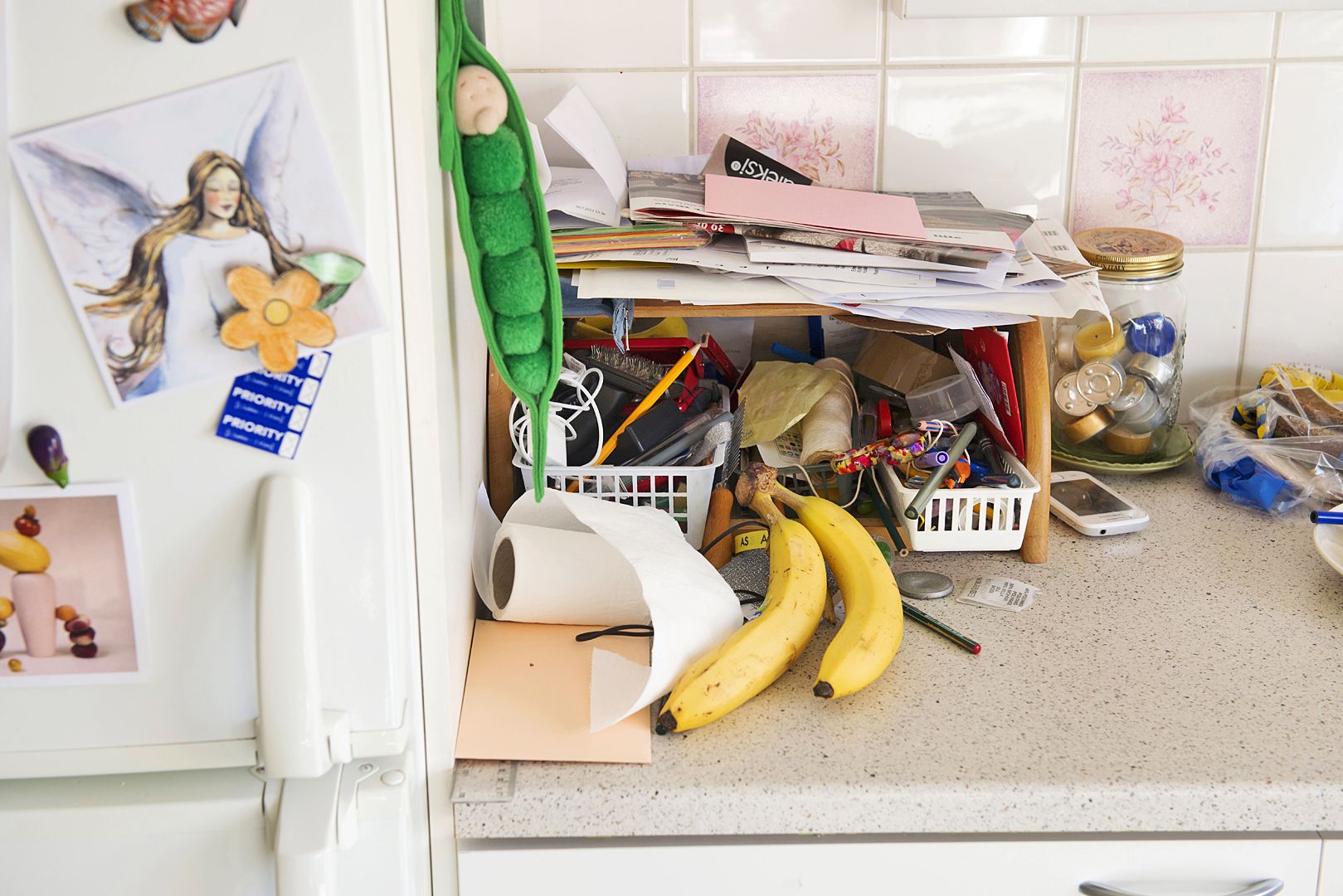 Suuri osa leipälaatikon sisällöstä on roskaa, joka on jäänyt lojumaan ja unohtunut. 