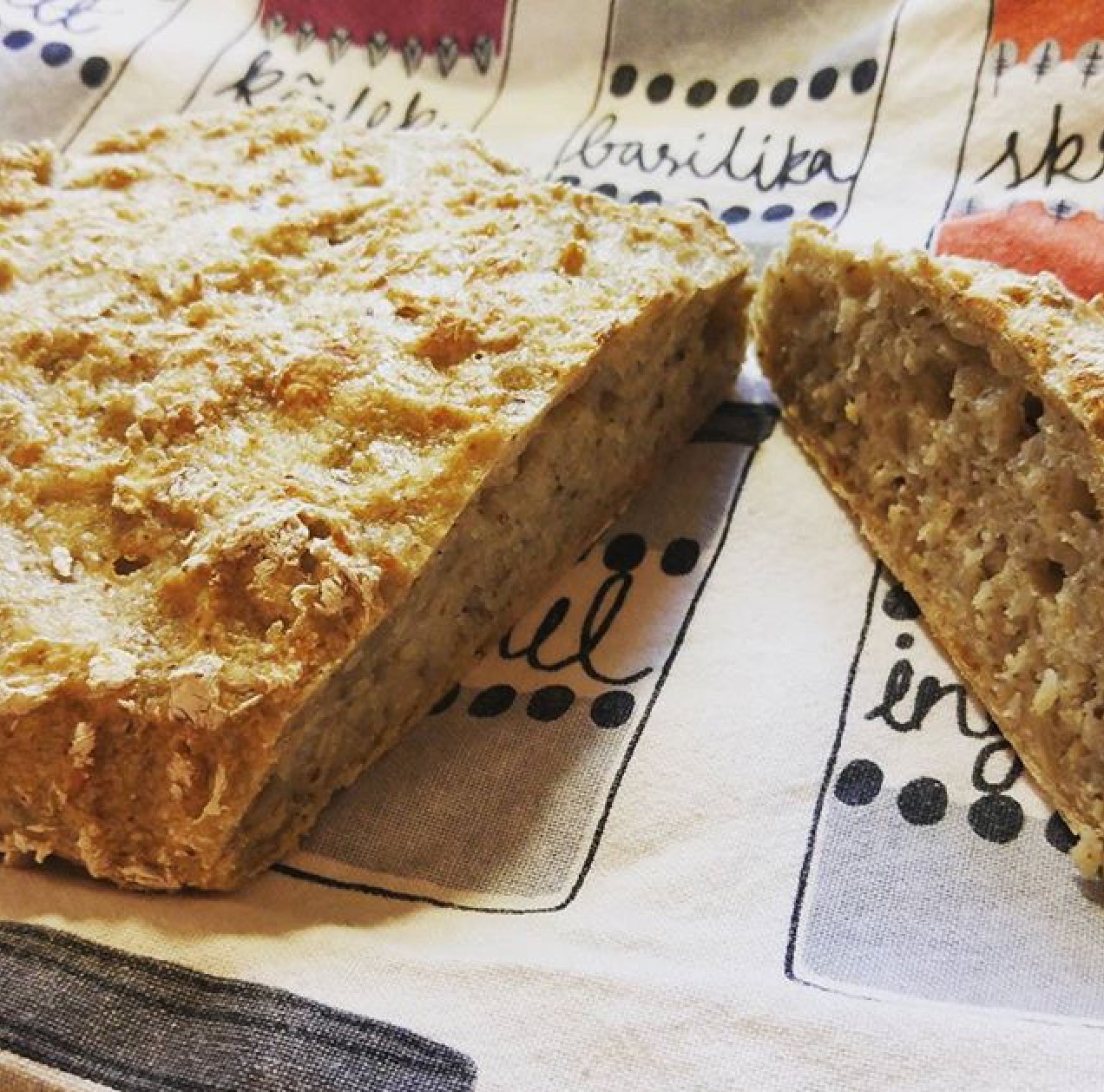 "Leipä onnistui hyvin! Se oli kuohkeaa sisältä ja päältä rapeakuorinen", kertoo instakäyttäjä @tanja_r_photos, joka leipoi gluteenitonta pataleipää.