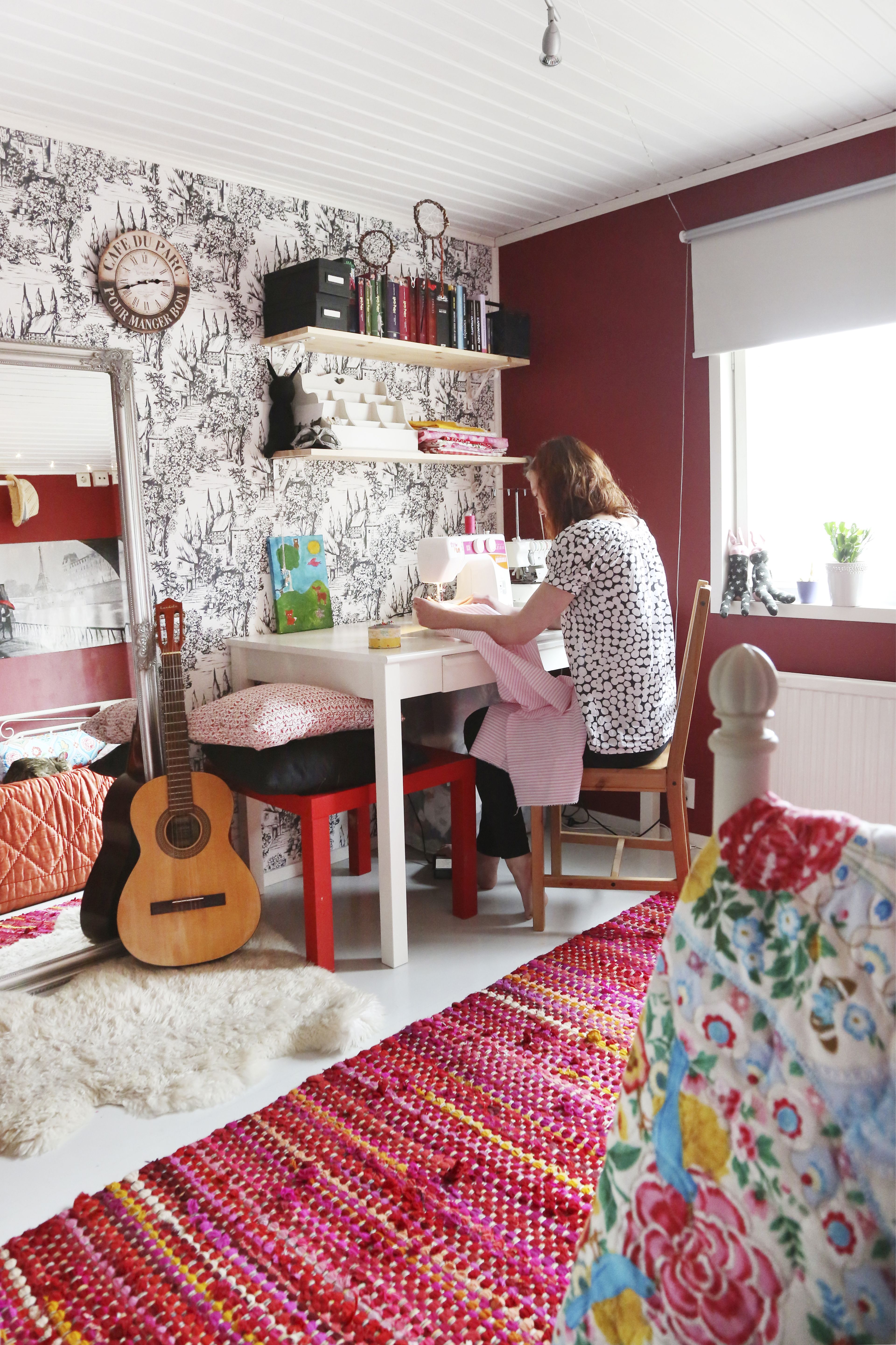 ”14-vuotias Ada on taitava ompelemaan ja neulomaan. Jos saan sisustusidean, hän osaa toteuttaa sen.”