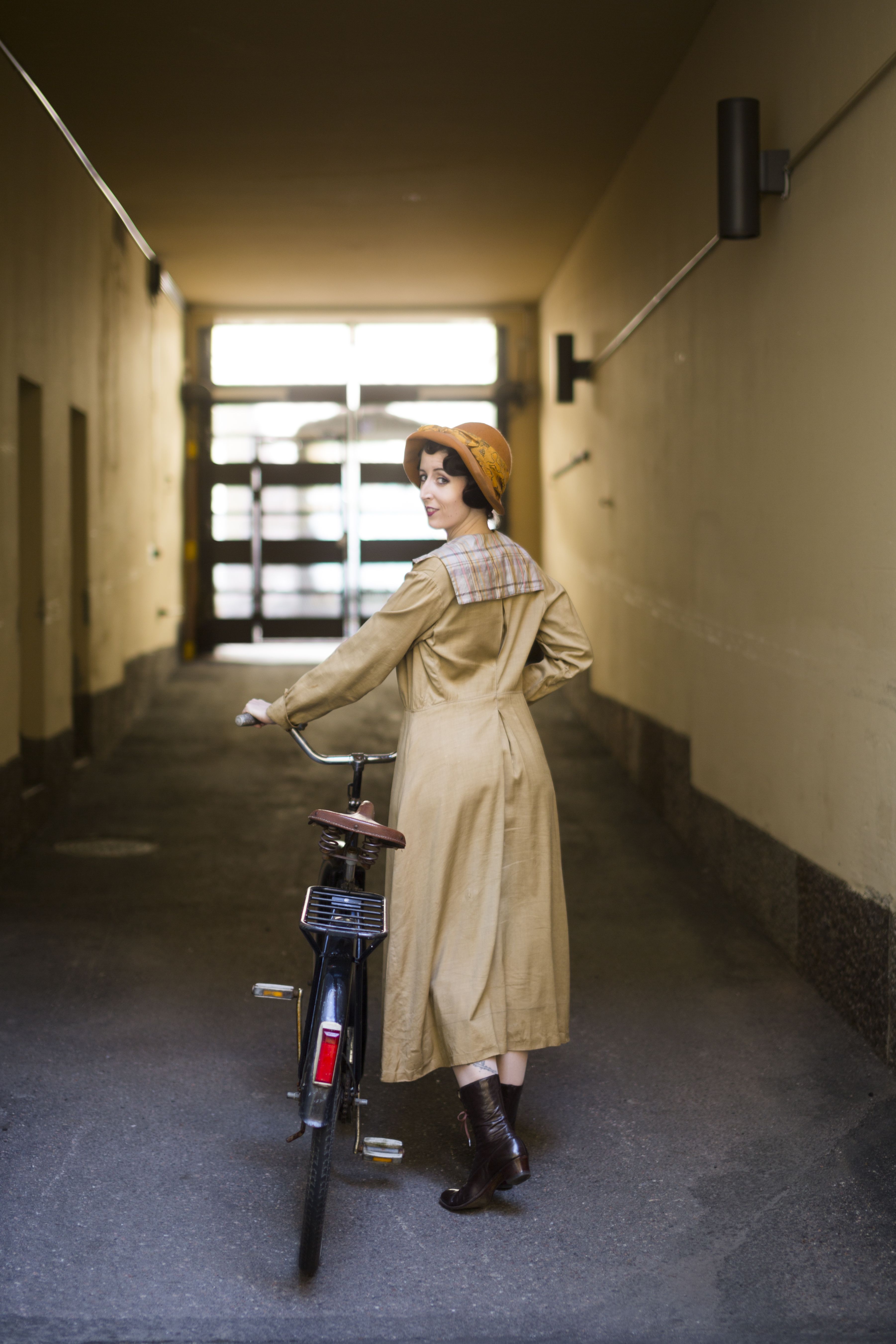 Haurasta ja herkkää vaatetta ei voi laittaa pesukoneeseen. Ne kannattaa huuhtoa kylmässä etikkavedessä, sillä etikka poistaa hajuja ja estää värejä huuhtoutumasta.