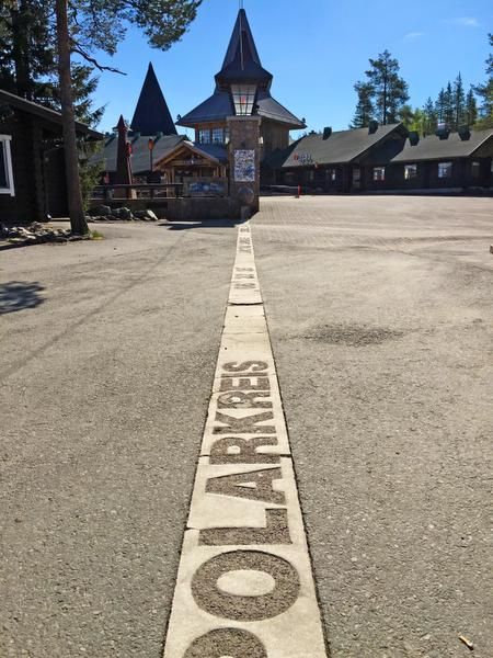 Pajakylä on vielä aamuhetken hiljainen.