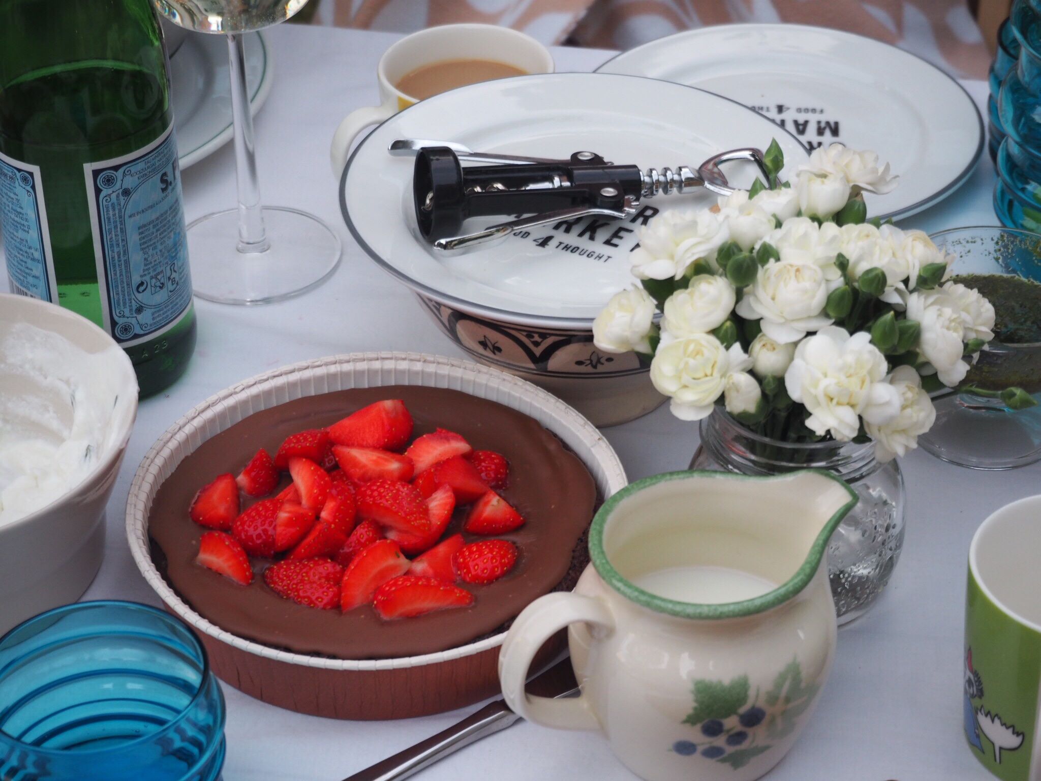 Kirjahyllyn oven Maria teki Bilteman sytytystikuista, ja sen takaa löytyy imuri. Se on nelilapsisessa perheessä usein käytössä.