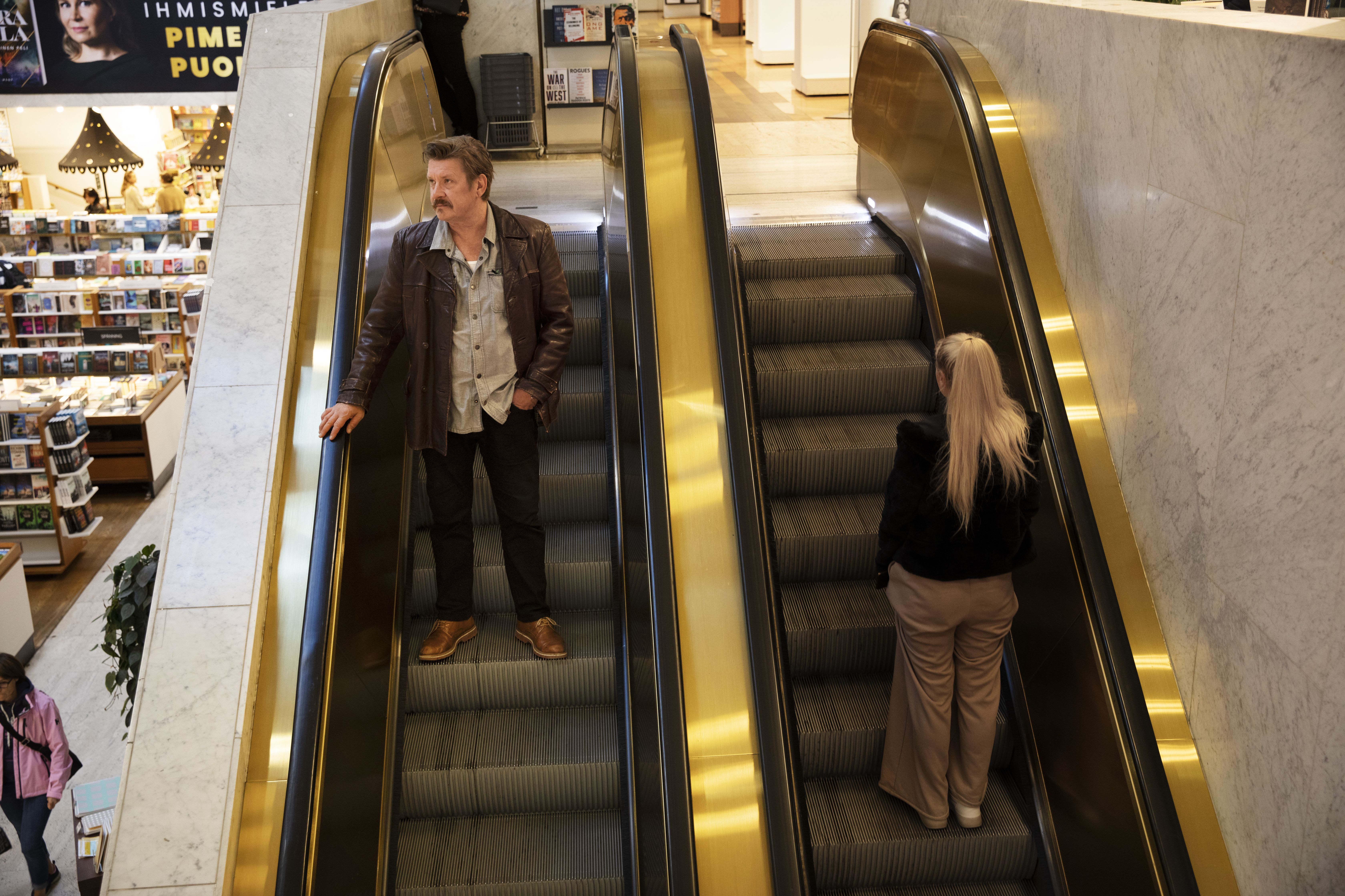 Tämä on hampparointia eli rauhoittavaa kaupungilla käveleskelyä. "Tarkkailen huvikseni ihmisten eleitä ja olemuksia, mutta en salakuuntele", Santeri sanoo.