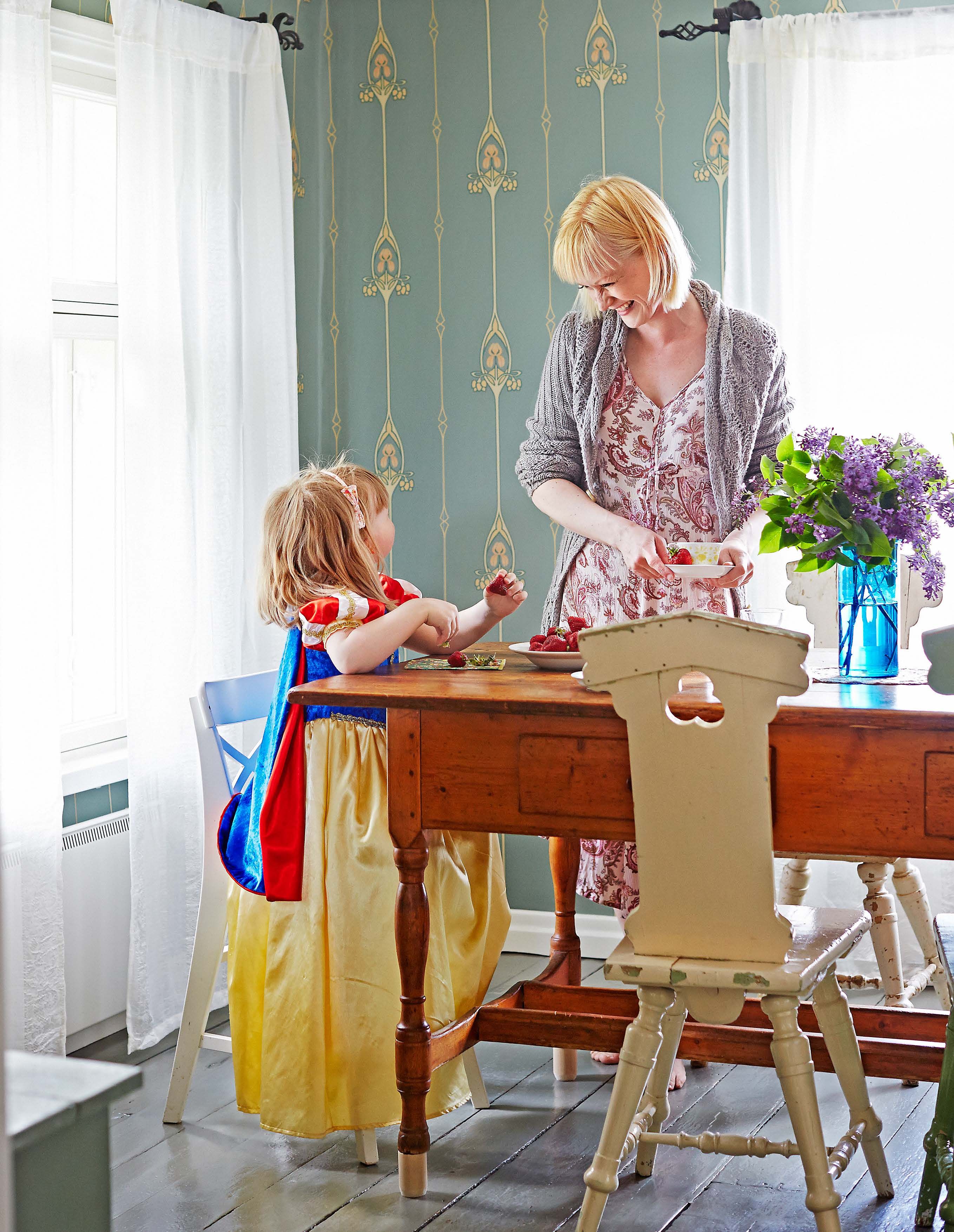 Helenan lapsuudenkodissa oli juuri samanlainen tuoli. Ruokapöytä löytyi kirpputorilta Rovaniemeltä.