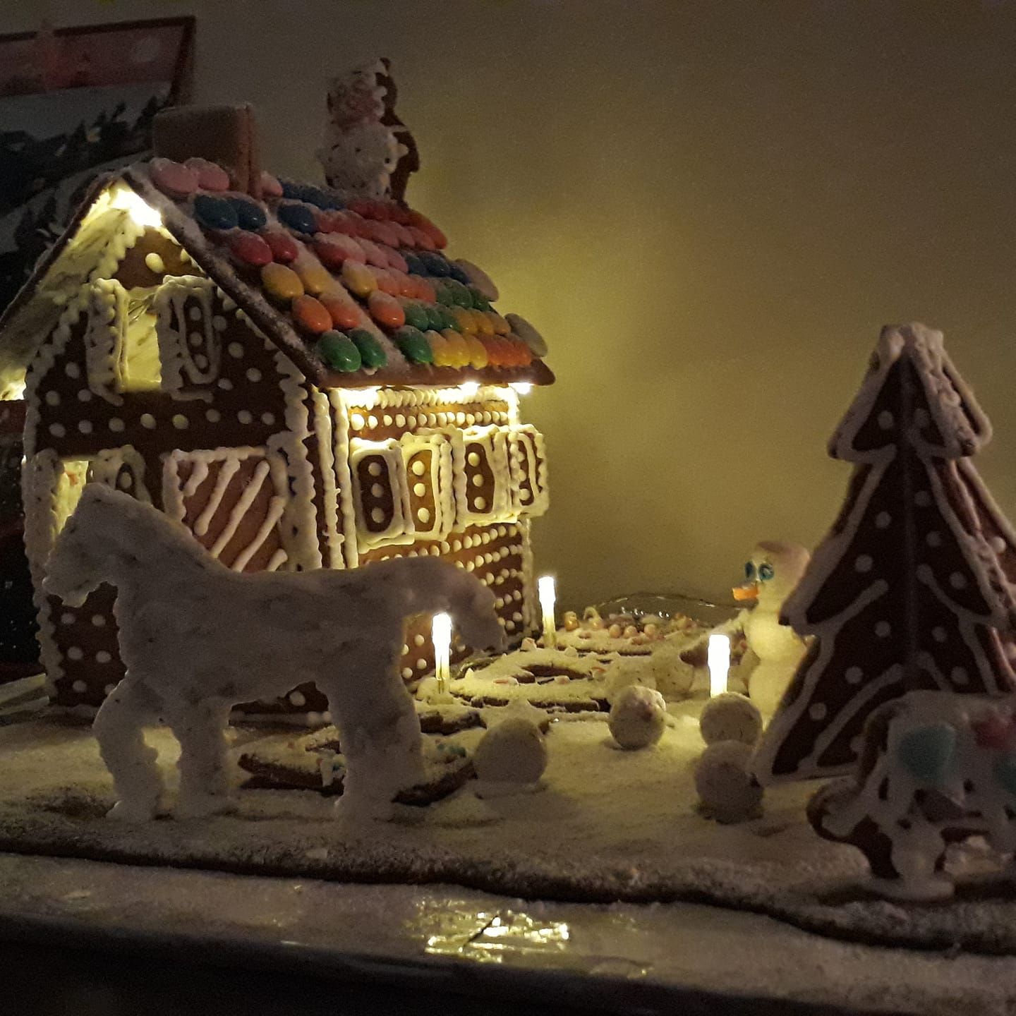 ”Lapsi kuusi vuotta ja hänen isänsä rakensivat tänäkin vuonna piparitalon.” – Taina Nuojua