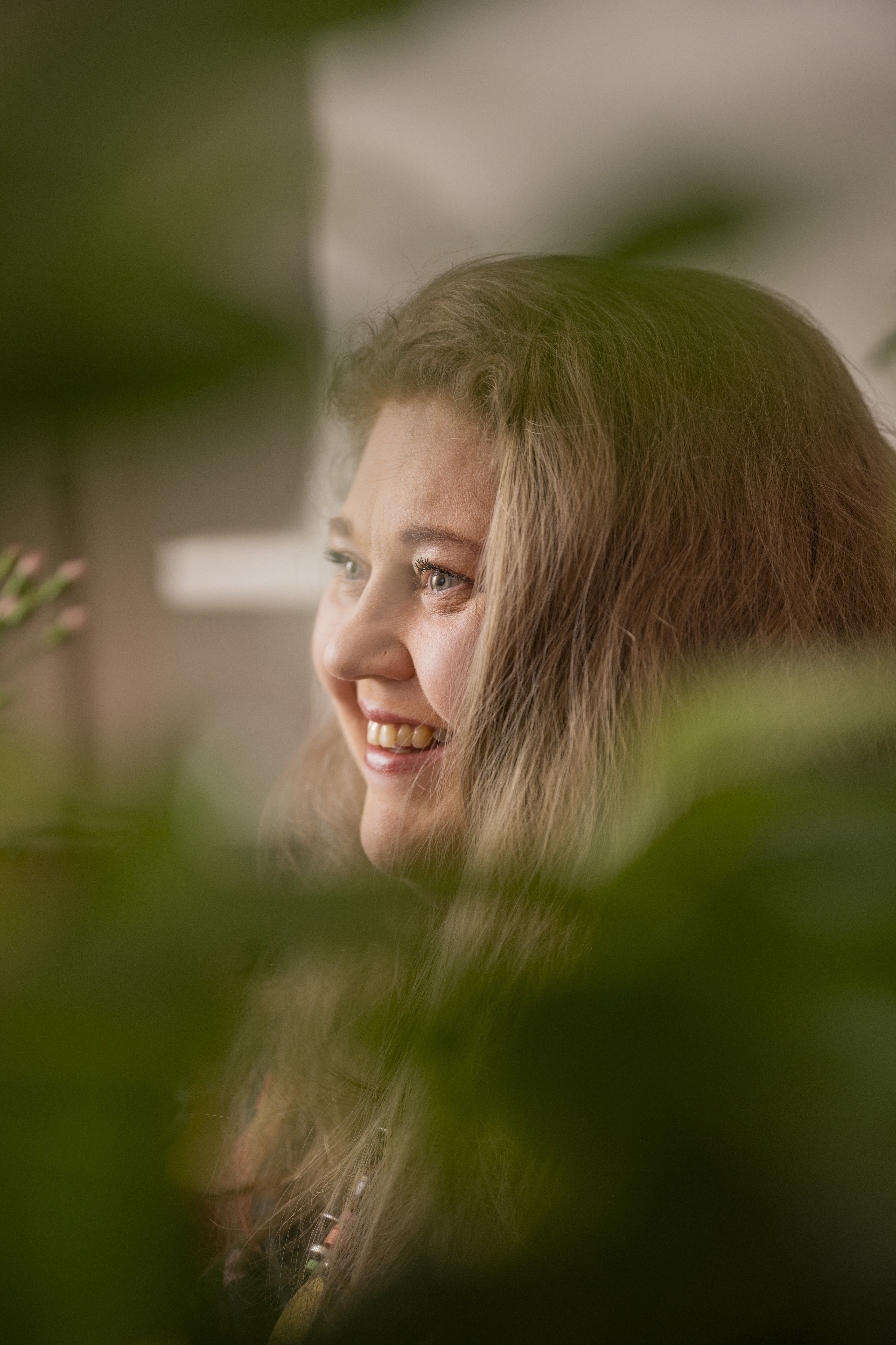 ”Toivon sellaista maailmaa, jossa ihmiset saisivat olla sellaisia kuin ovat”, Iiu Susiraja sanoo.