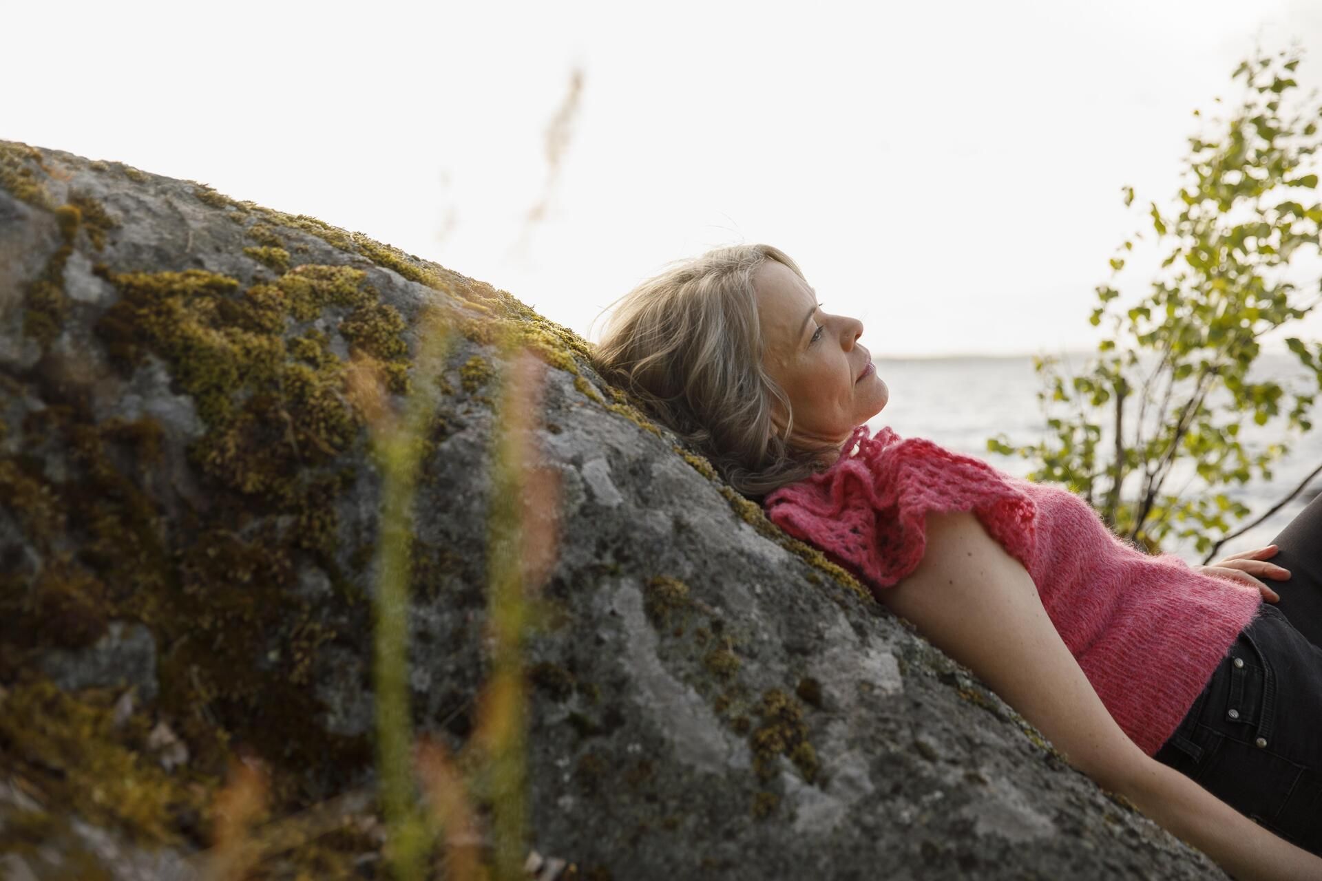 Ihminen on yhtä sairas kuin salaisuutensa, Päivi ajattelee. Hänelle on tärkeää, ettei työpaikalla työskennellä uupumiseen asti ja että mielenterveys- ja päihdetaustasta voi kertoa avoimesti. Päivi toimii nykyään osa-aikaisena pajaohjaajana mielenterveysyhdistys Mielen ry:ssä.