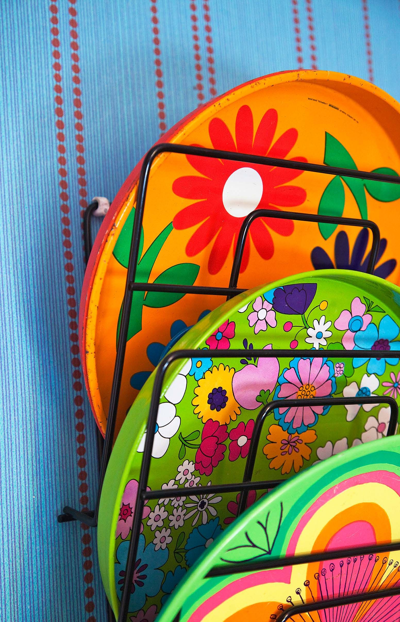 Suomalaisen muotoilijan Anita Wagnelin suunnittelemat kukat päätyivät tanskalaisen Iran peltituotteisiin suunnittelukilpailun voittona 1960-luvulla.