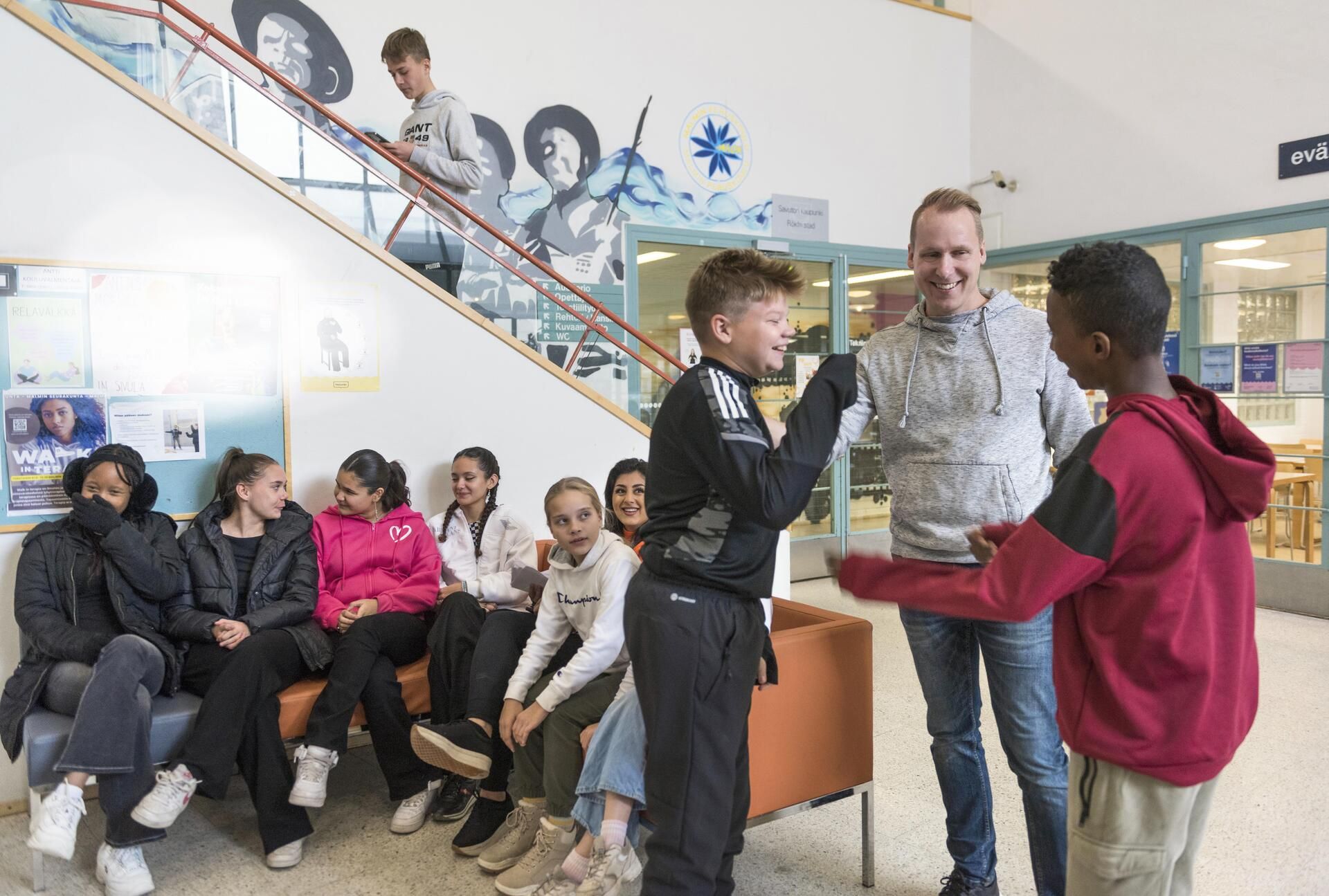 Antti Iso-Metsälällä ei ole omaa työhuonetta, vaan hän liikkuu oppilaiden parissa. Jos puheeksi tulee arkaluontoinen asia, Antti etsii vapaan tilan, jossa saa jutella rauhassa.