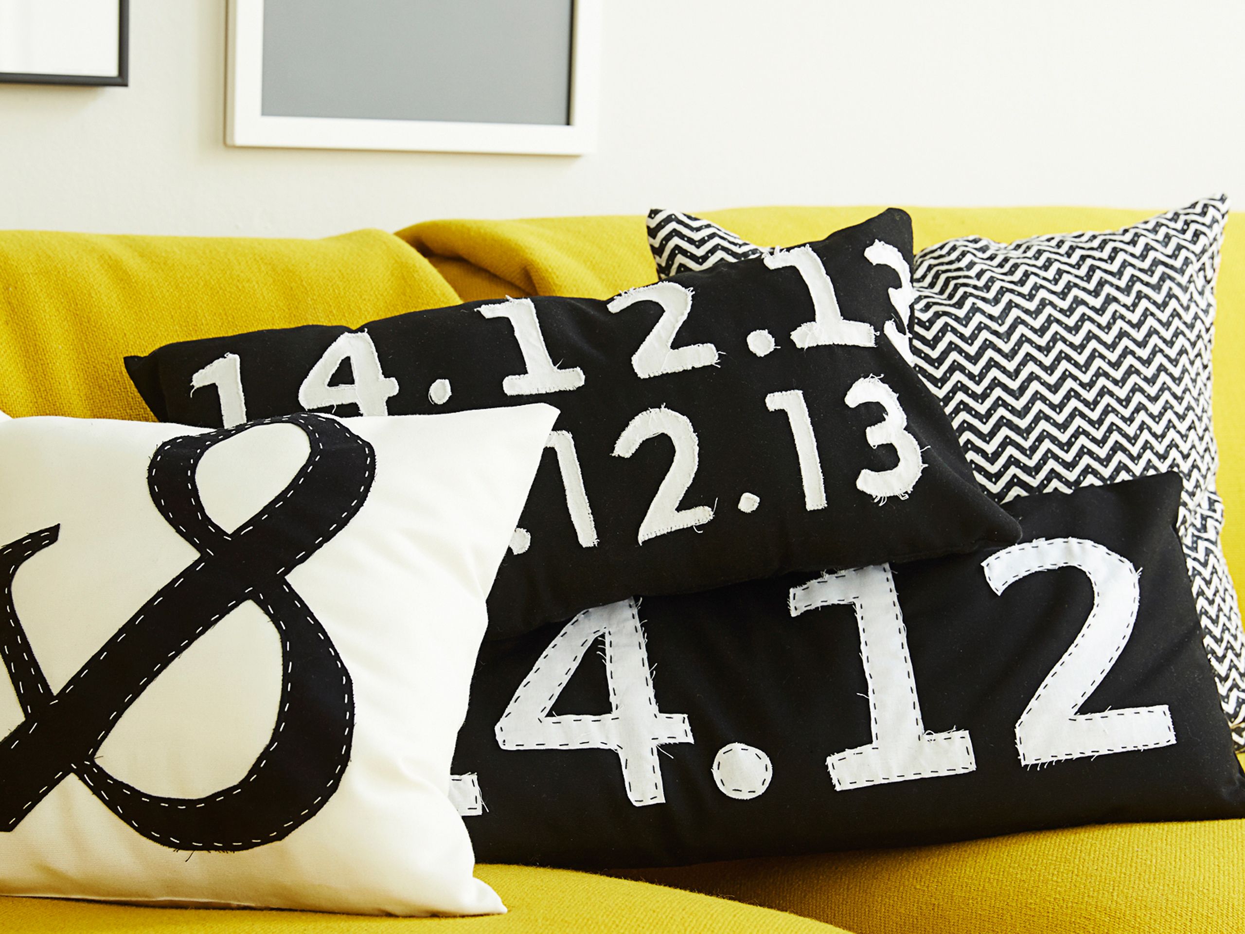 Tekstityynyt ovat muodikkaita, mutta ostotyynyjen tekstit tuntuvat harvoin merkittäviltä. Applikoi sen sijaan tyynyyn hääpäivä, syntymävuosi tai jokin muu tärkeä numerosarja. 