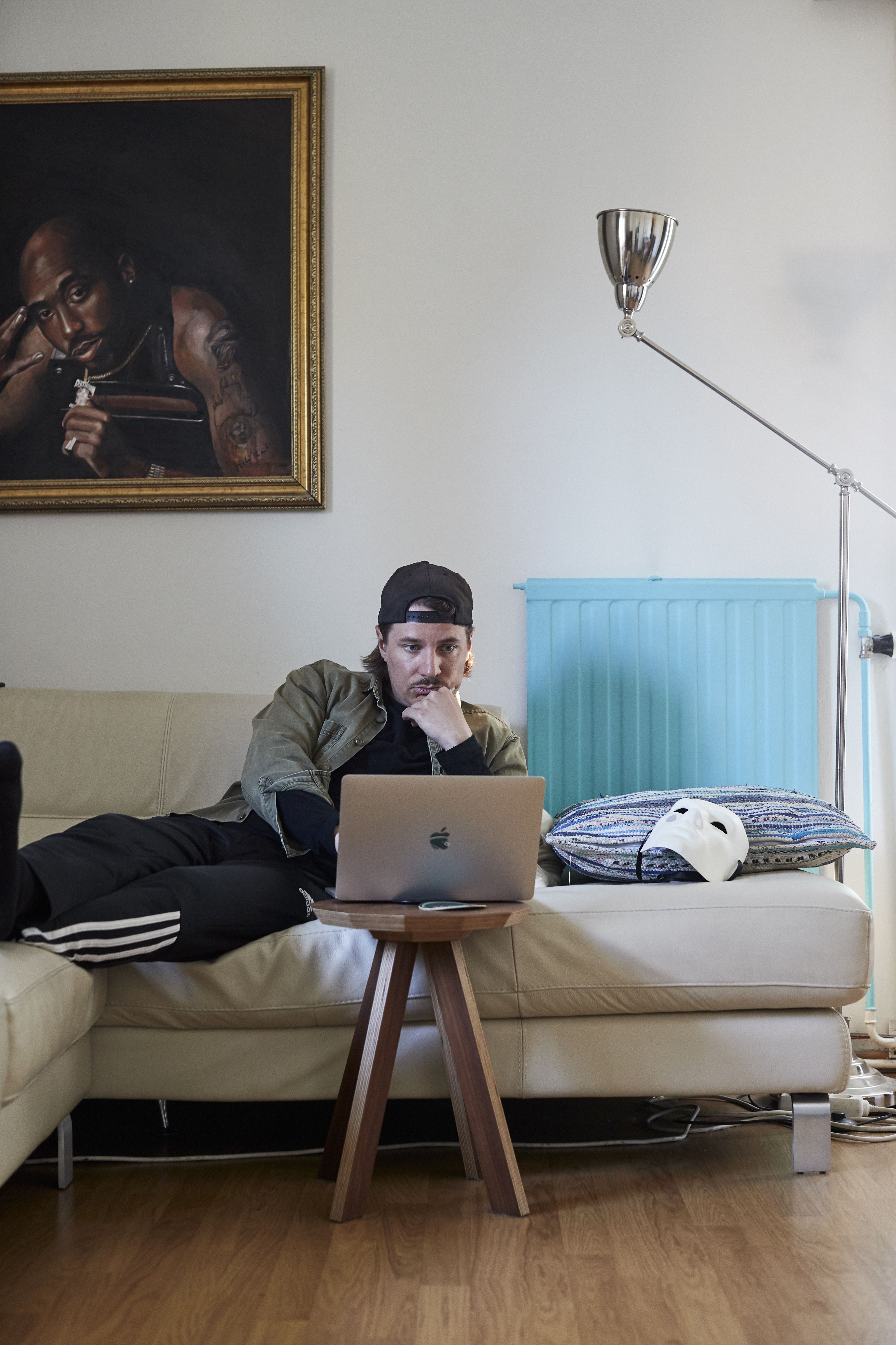 Keko Salata käytti uransa alussa naamiota. Nyt naamio pölyttyy kaapissa. Sakelle se on arvokas muisto omasta kasvutarinasta. 