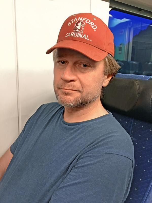 "Olen onnellinen juuri nyt. Jos en olisi onnellinen tässä hetkessä, milloin sitten? Aiempi nimeni oli Nieminen, ja olen kahden riitaisan suvun nuorin lapsi Forssasta. Siellä asuva ystäväni kutsuu seutua lukkoperäksi, koska siellä jumitetaan tunteiden kanssa. Olikin onnellista vaihtaa nimensä Lyckobergiksi, joka kuulostaa lukkoperältä mutta tarkoittaa onnenvuorta." Finn Lyckoberg, 49, elokuvaohjaaja, Saltvik