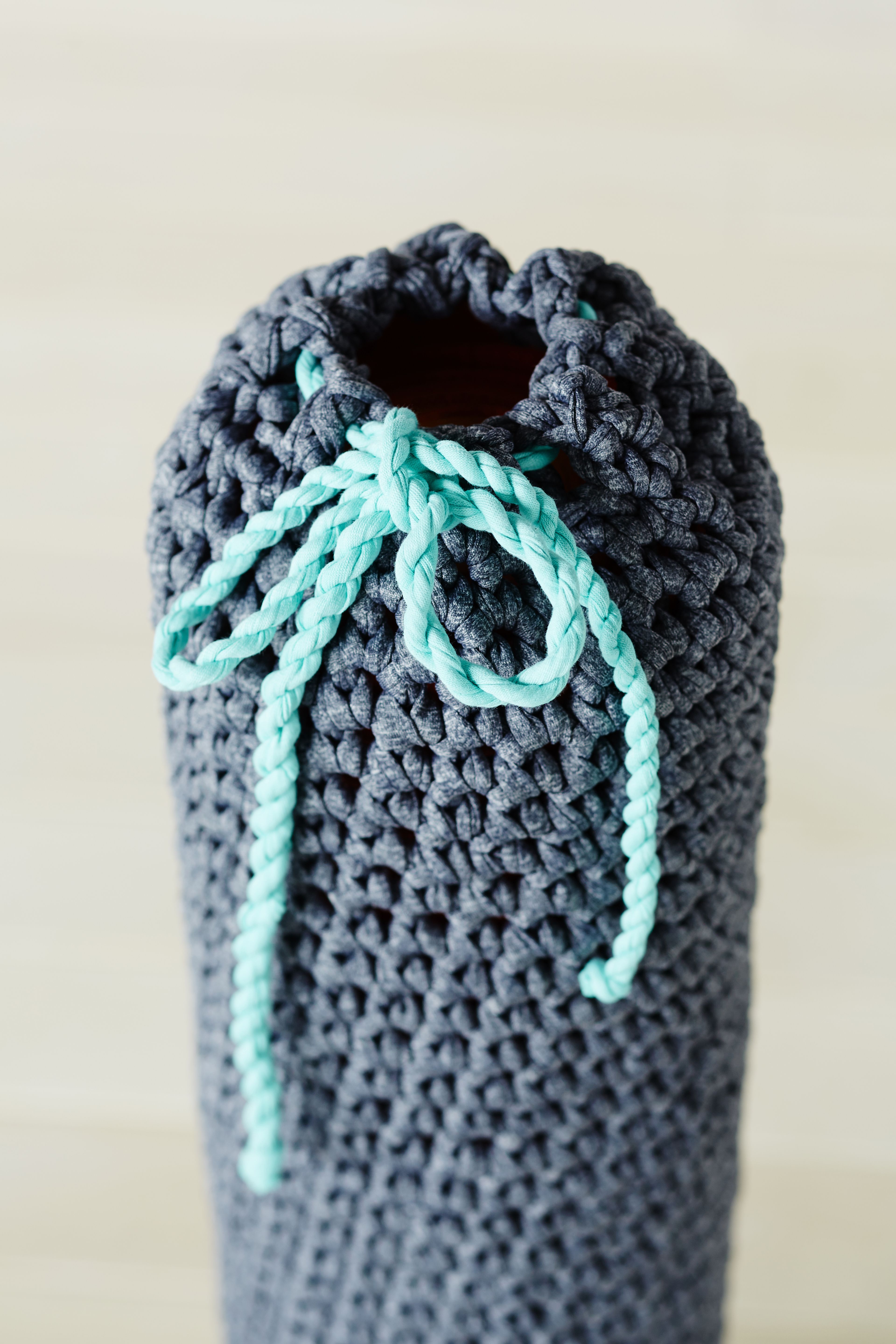 Tee pussin yläreunaan nyörikuja puolipylväillä ja ketjusilmukoilla. Nyörin pyörittäminen on helppoa, kun pyydät mukaan apulaisen.