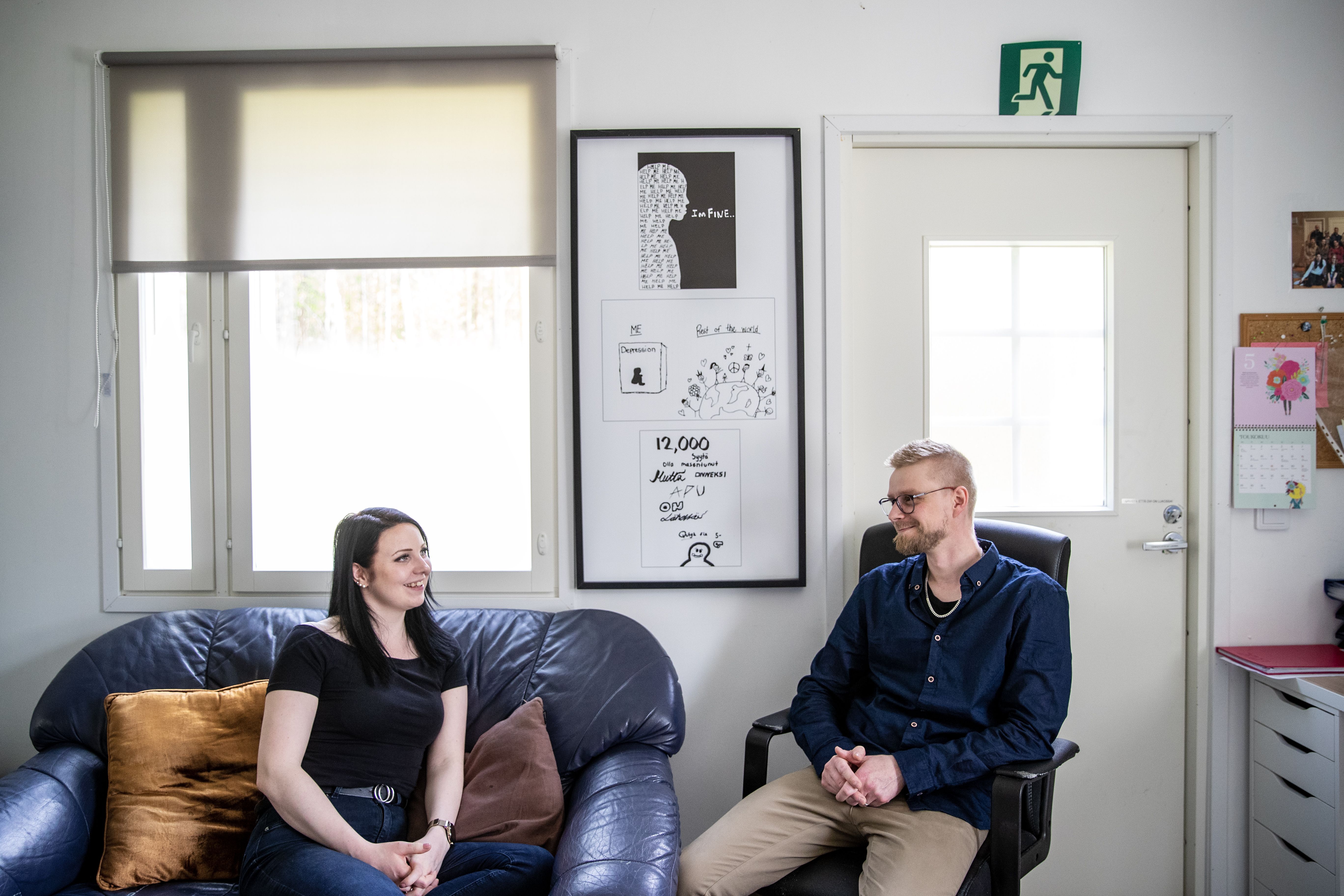 "Olemme nuorille kasvattajia, ja elämme täällä aivan tavallista perhearkea", Tuija sanoo. Yksikönjohtaja Matti Huhtala oli töissä Metsäpirtissä jo silloin, kun Tuija asui siellä.