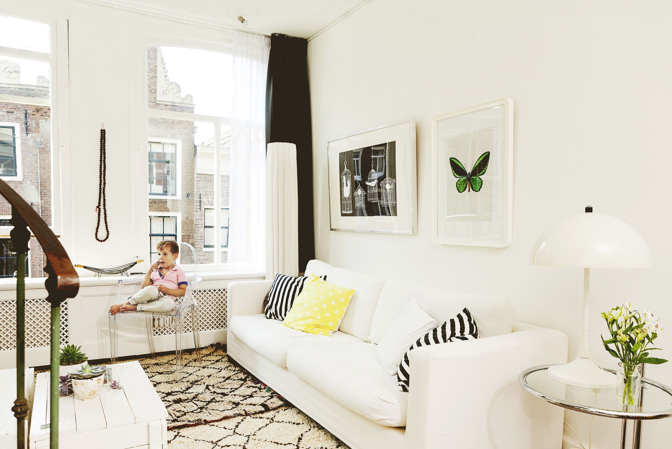 Roskalavalta löytyneet, maalatut puulaatikot sopivat sohvapöydiksi. Eileen Greyn lasipöydällä on antiikkimarkkinoilta ostettu valaisin. Berberimatot hankittiin Foreignobjects.fi:stä.